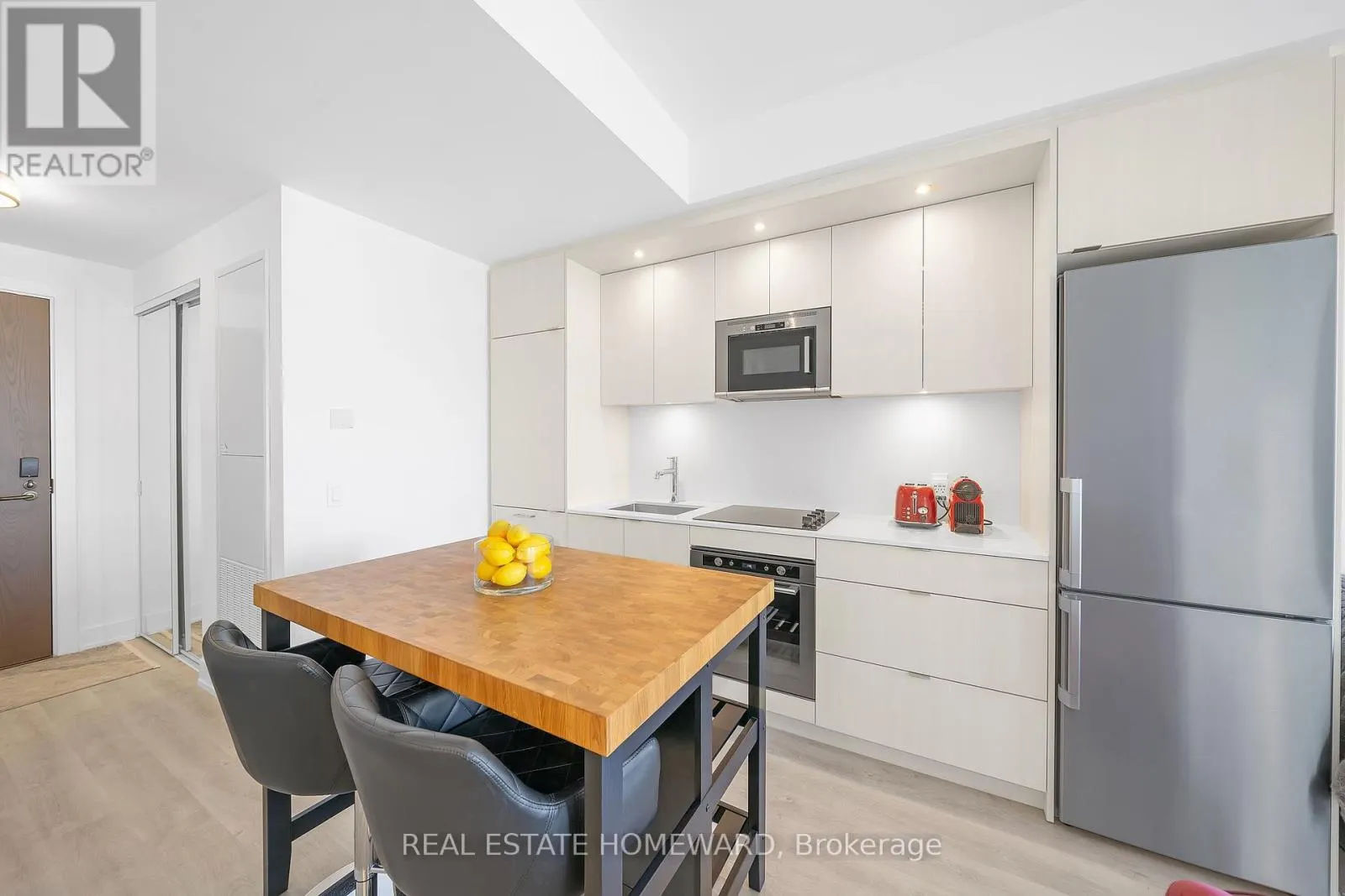 2039 - 20 INN ON THE PARK DRIVE
