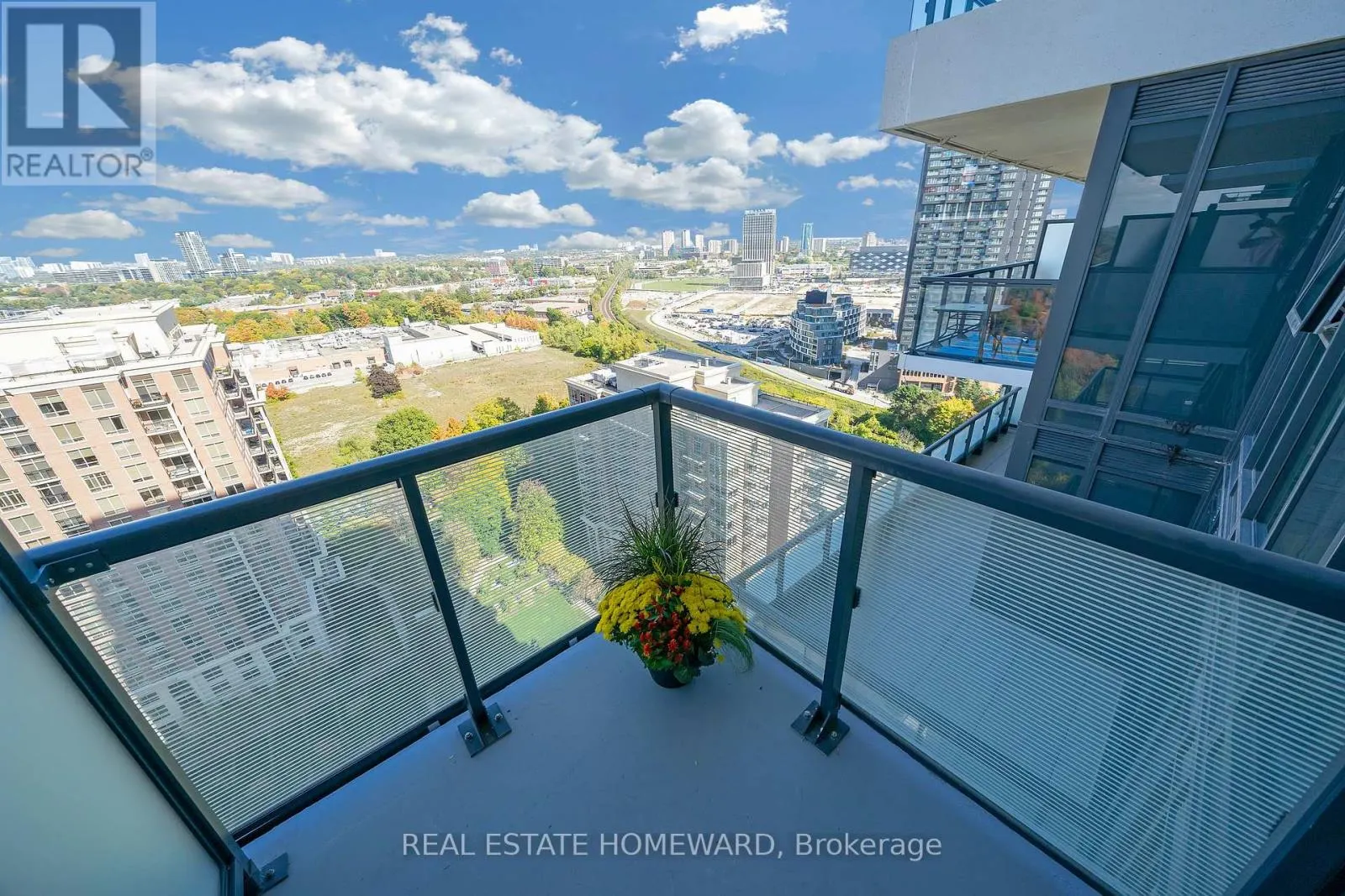 2039 - 20 INN ON THE PARK DRIVE