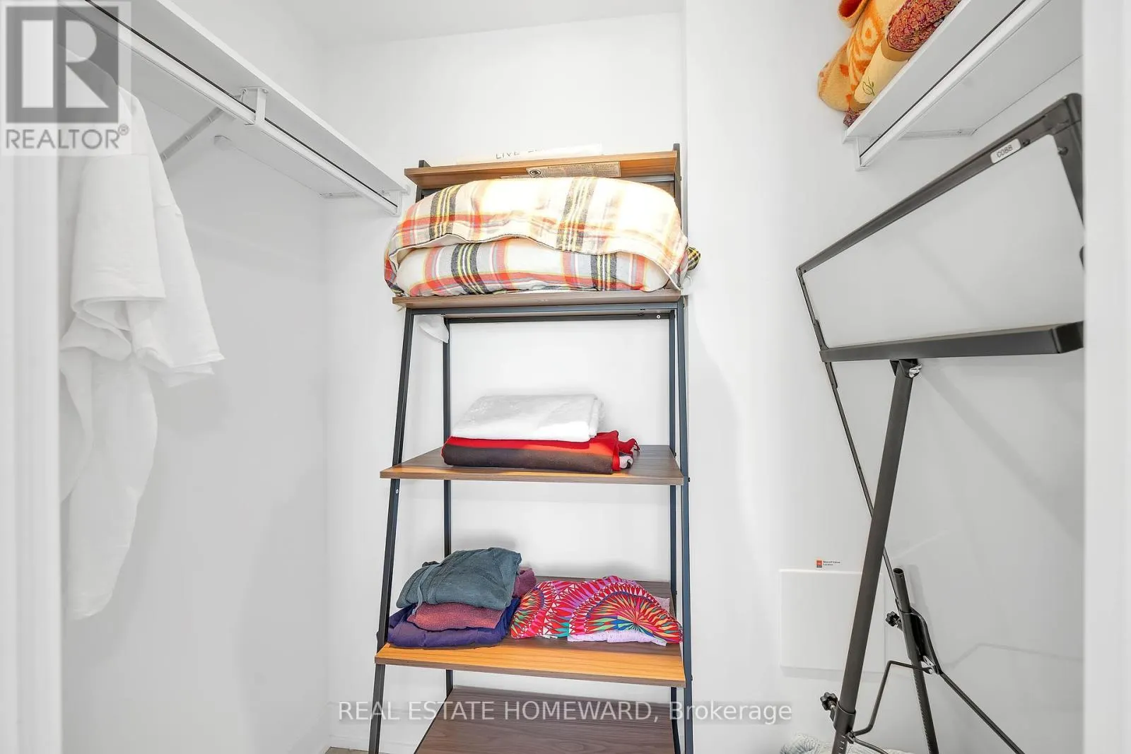 2039 - 20 INN ON THE PARK DRIVE