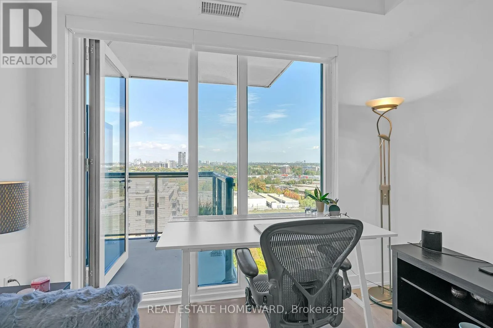 2039 - 20 INN ON THE PARK DRIVE