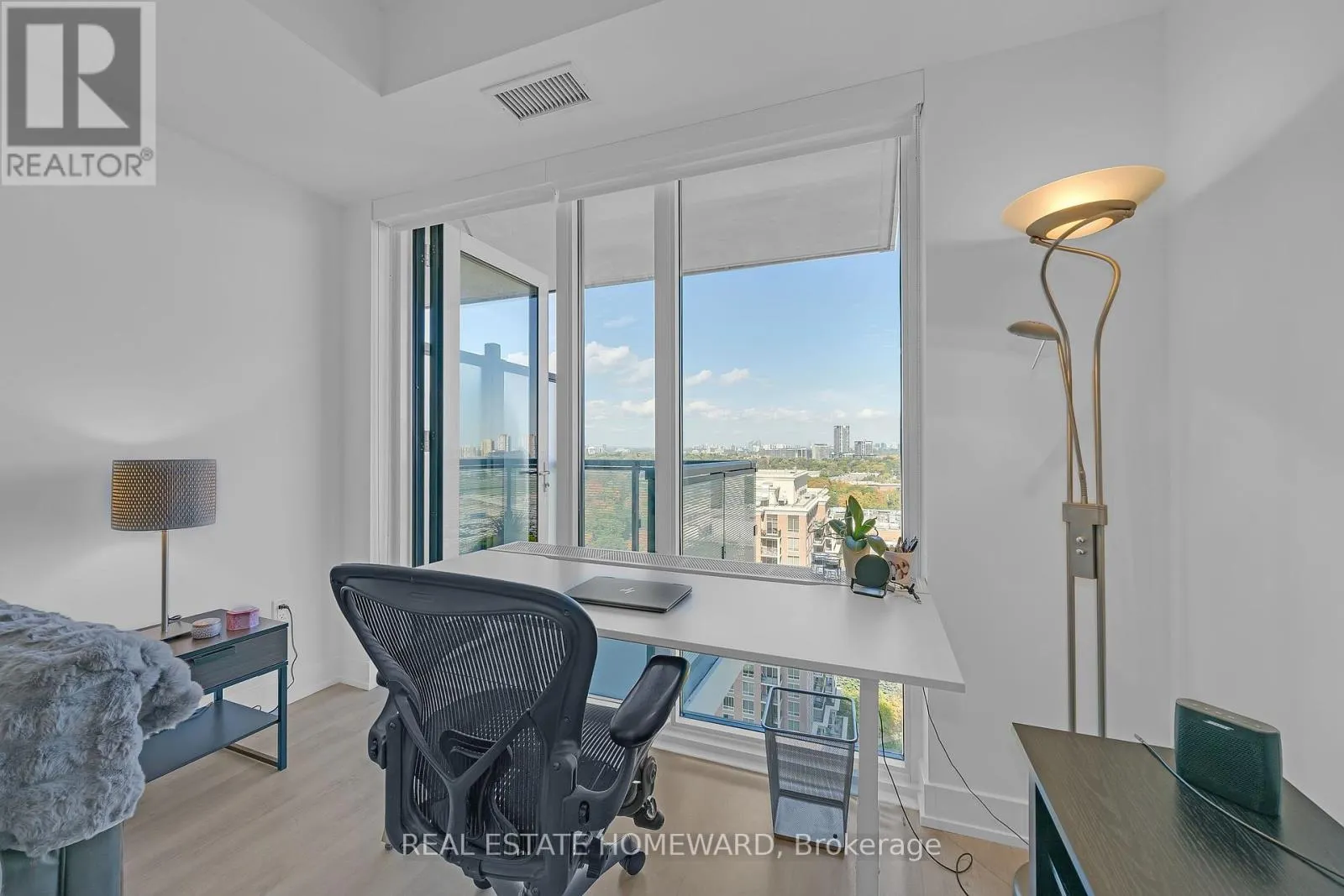 2039 - 20 INN ON THE PARK DRIVE