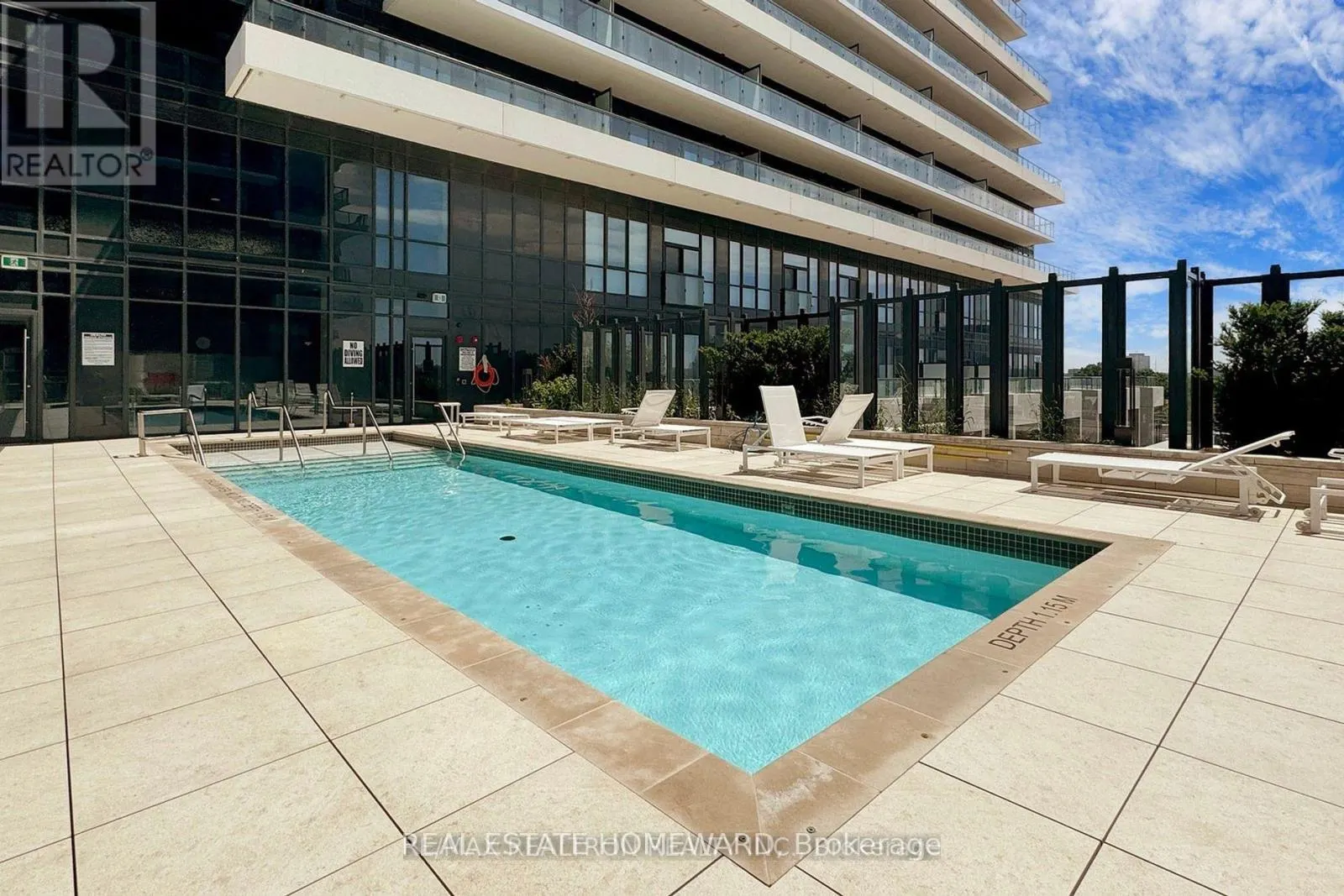 2039 - 20 INN ON THE PARK DRIVE