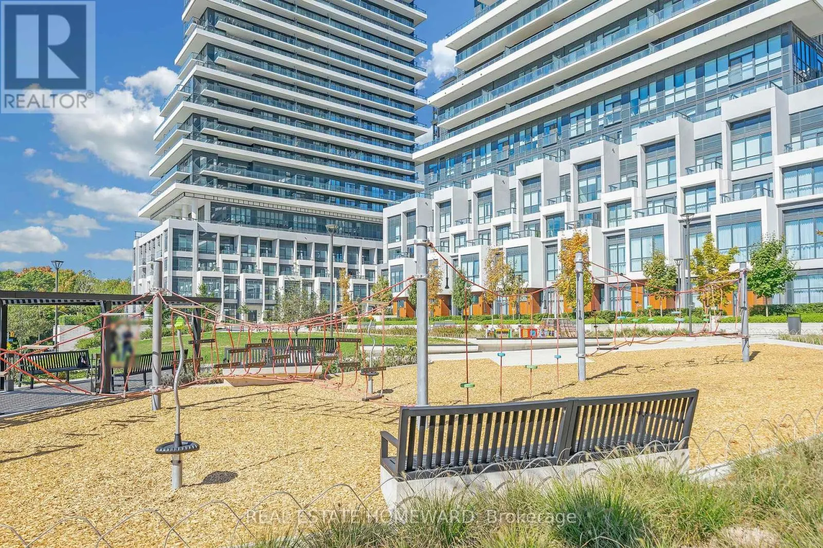 2039 - 20 INN ON THE PARK DRIVE