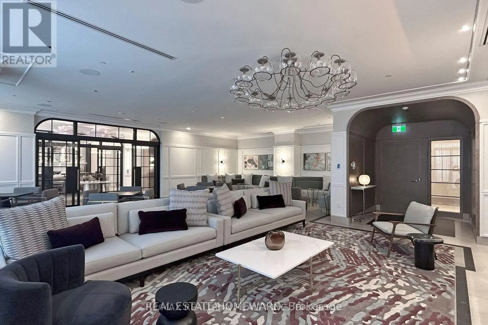 2039 - 20 INN ON THE PARK DRIVE
