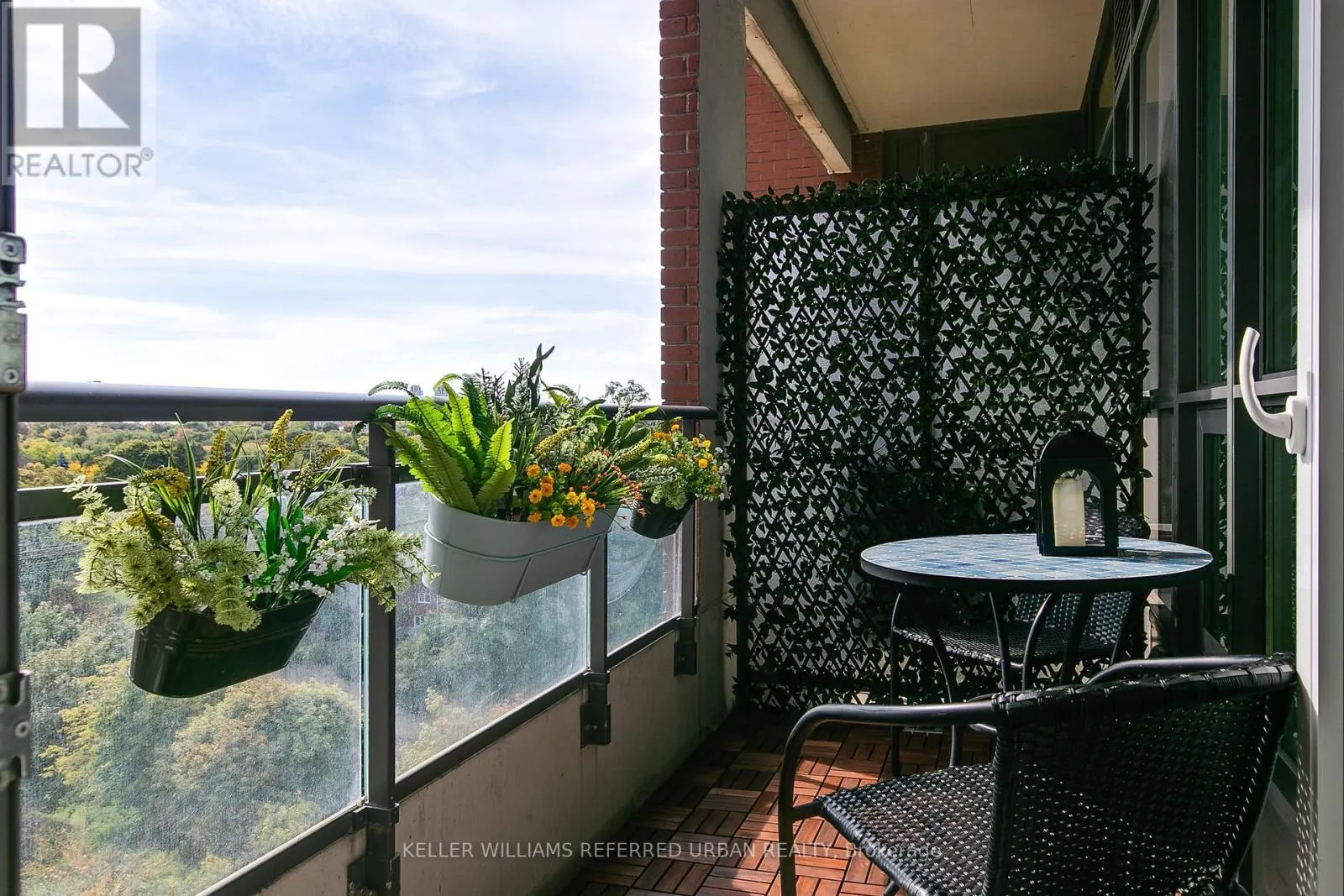 725 - 23 GLEBE ROAD W