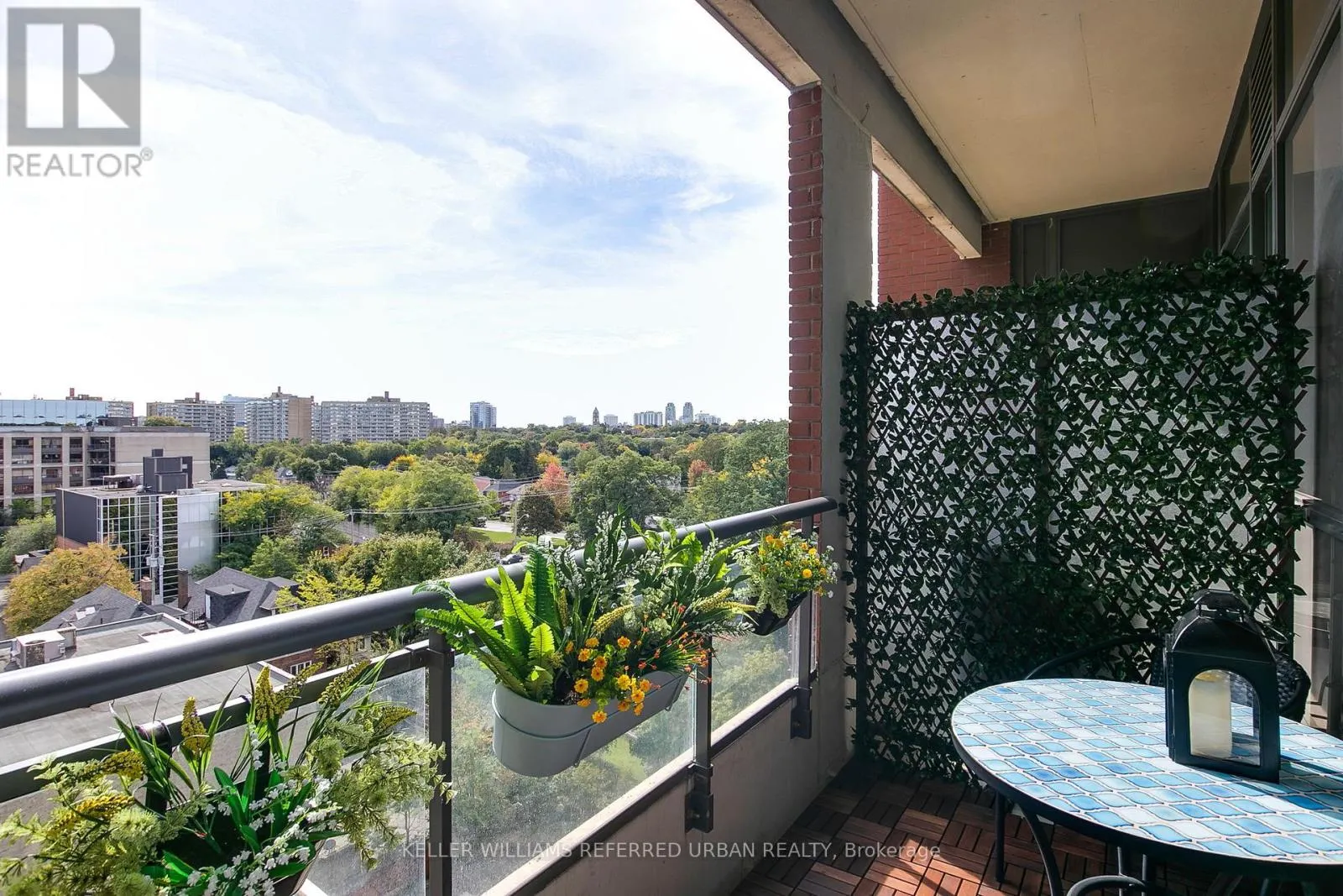 725 - 23 GLEBE ROAD W