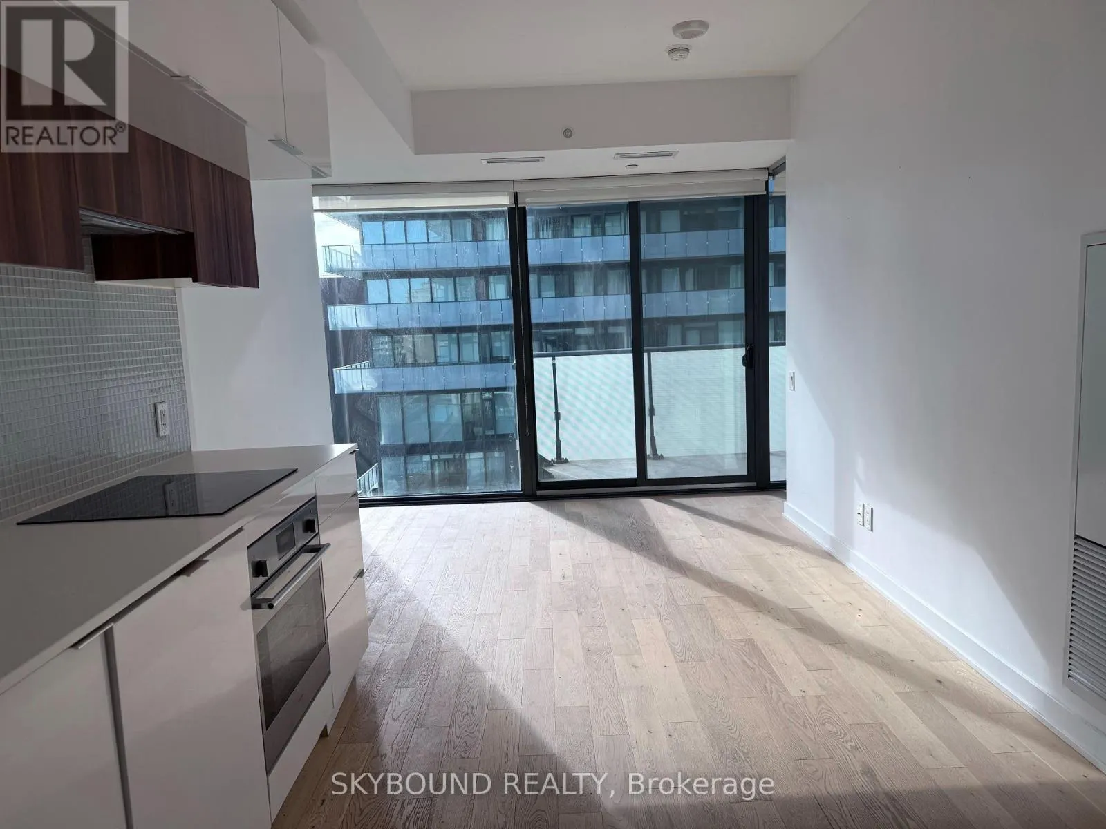 913 - 185 ROEHAMPTON AVENUE