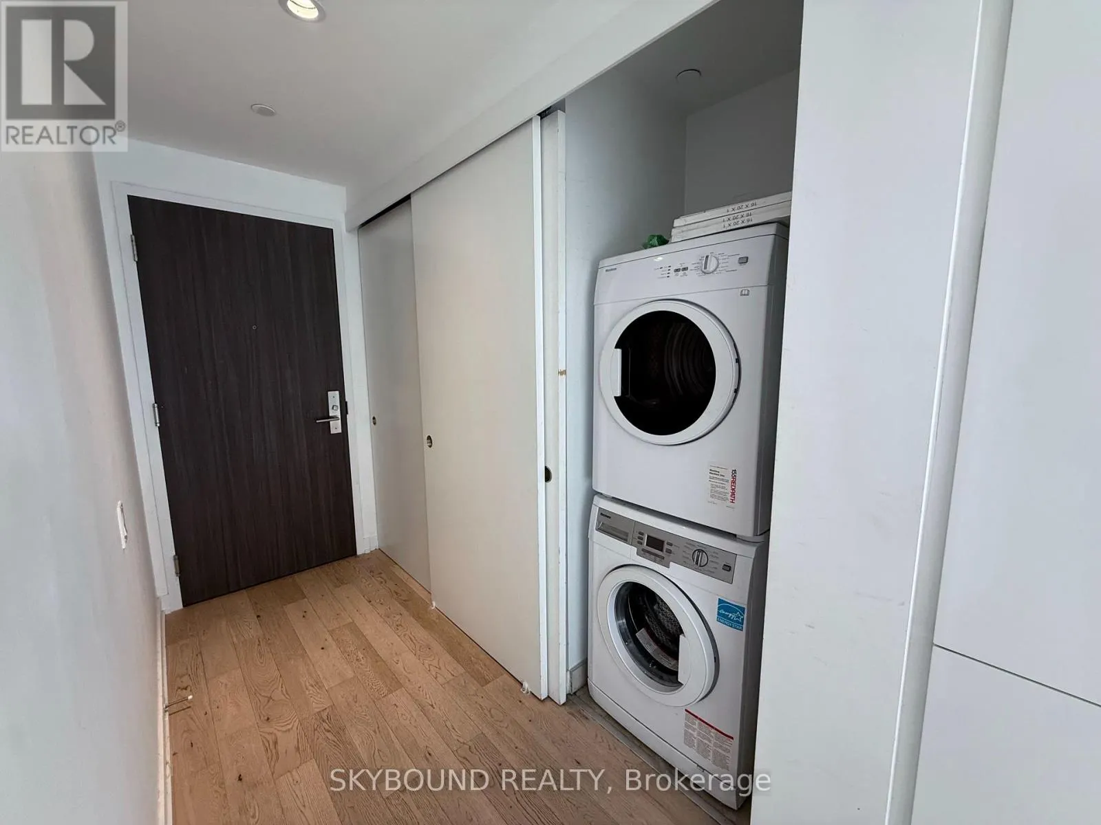 913 - 185 ROEHAMPTON AVENUE
