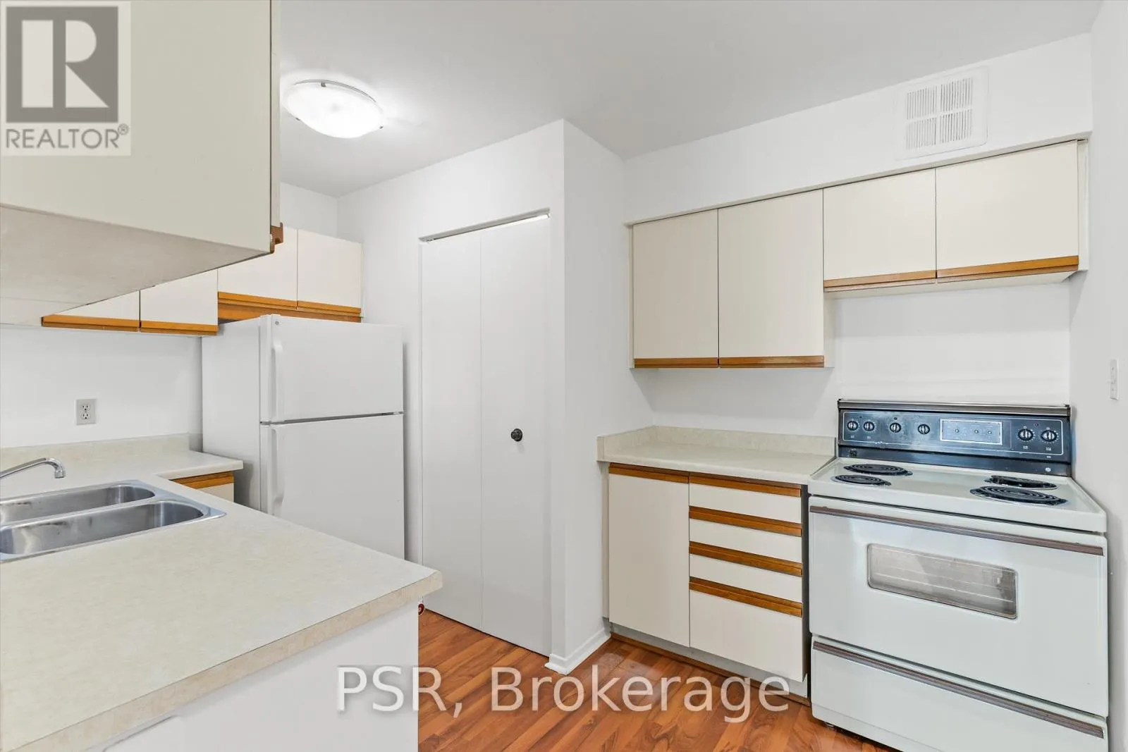 901 - 633 BAY STREET