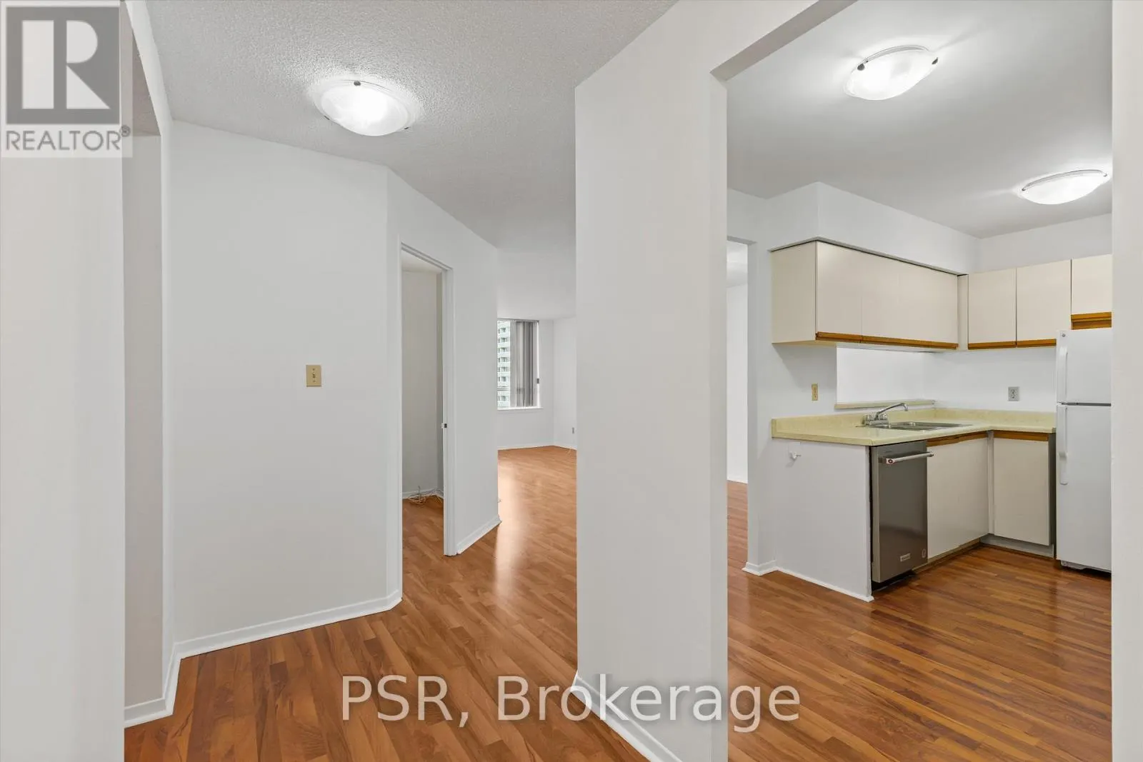 901 - 633 BAY STREET