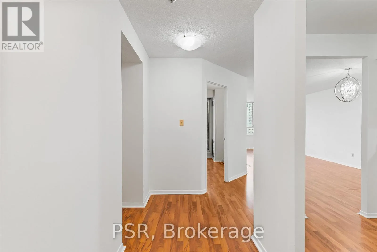 901 - 633 BAY STREET