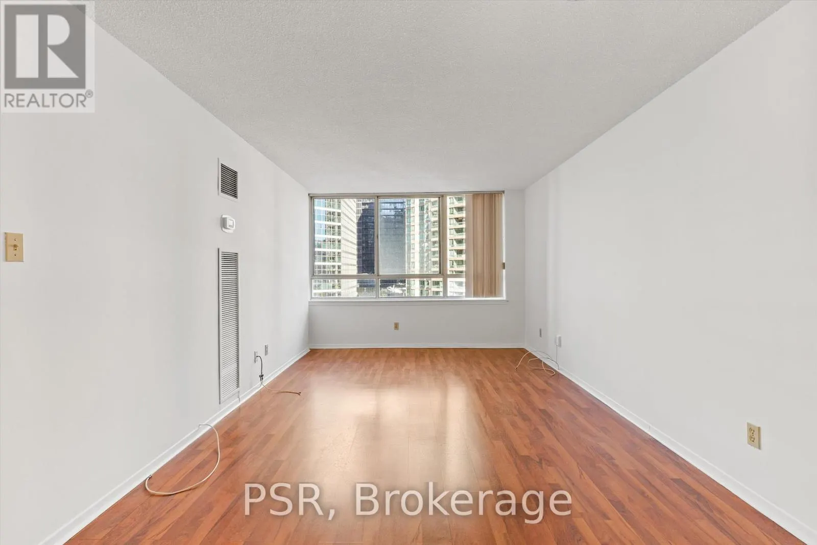 901 - 633 BAY STREET