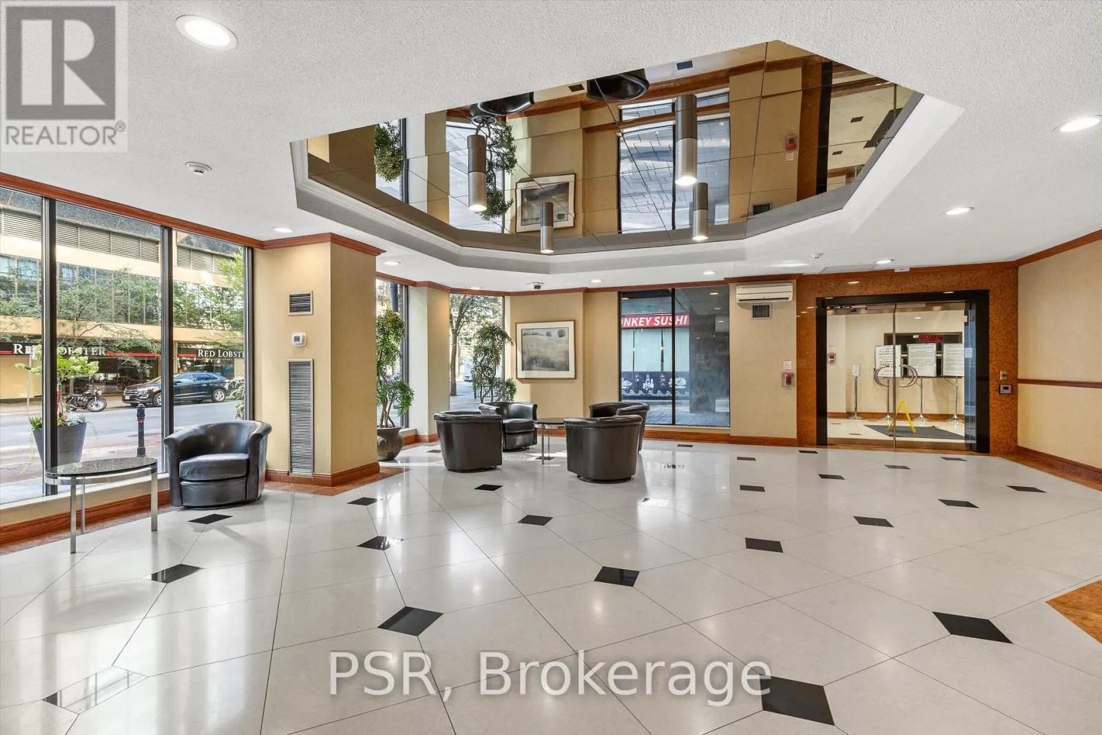 901 - 633 BAY STREET
