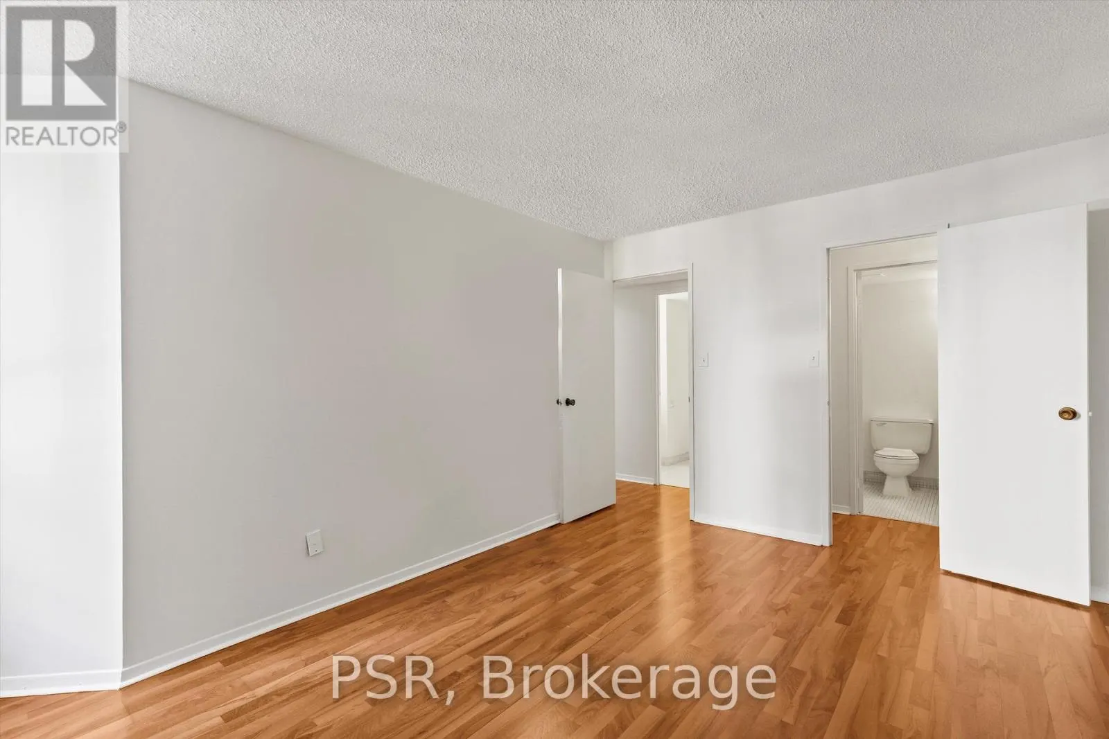 901 - 633 BAY STREET