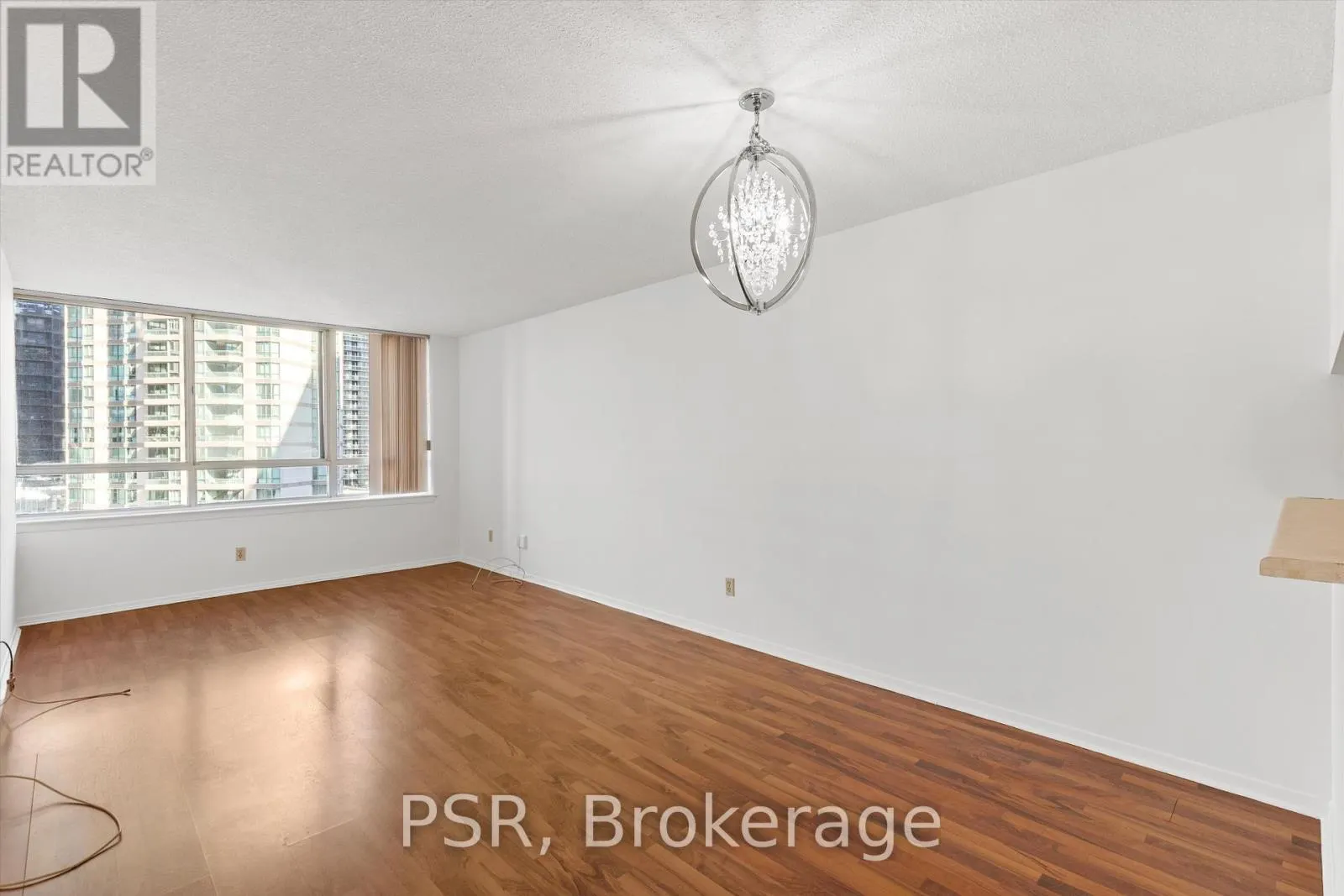 901 - 633 BAY STREET