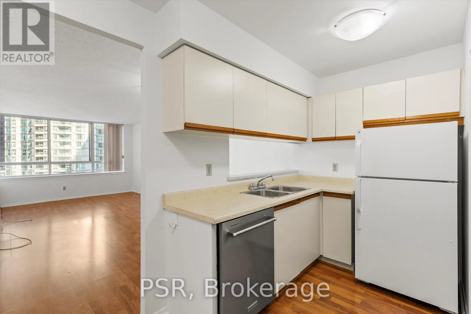 901 - 633 BAY STREET