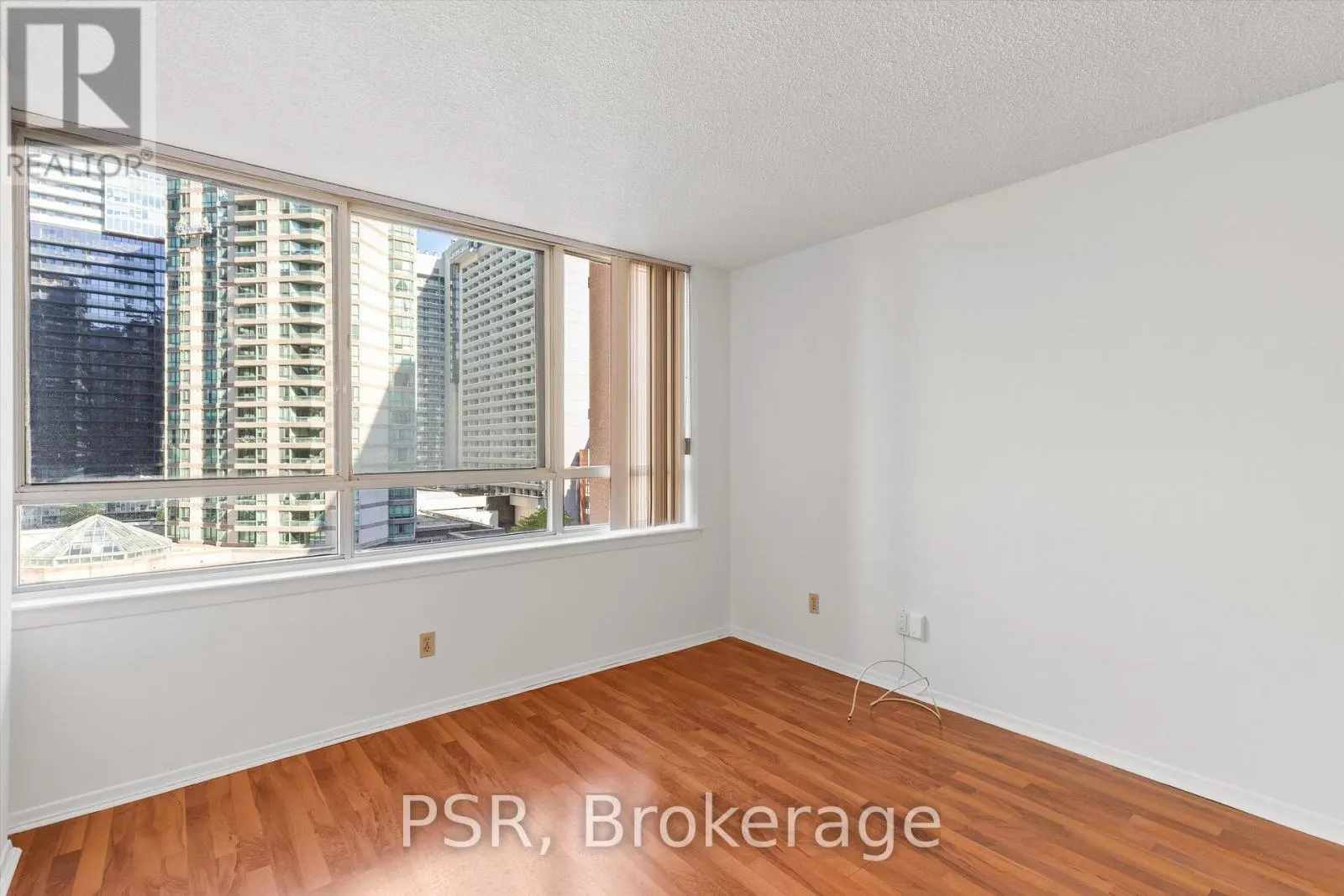 901 - 633 BAY STREET
