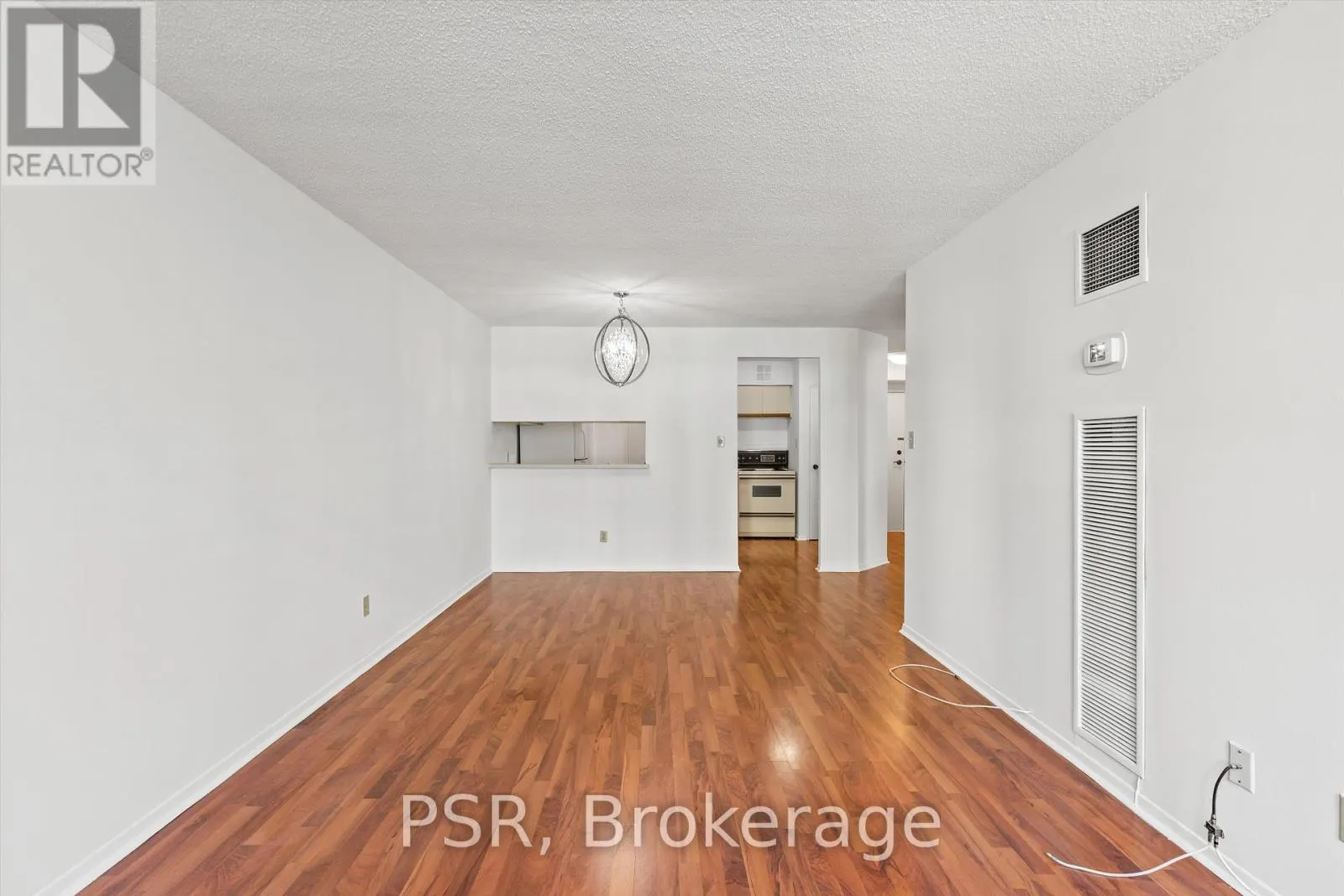 901 - 633 BAY STREET