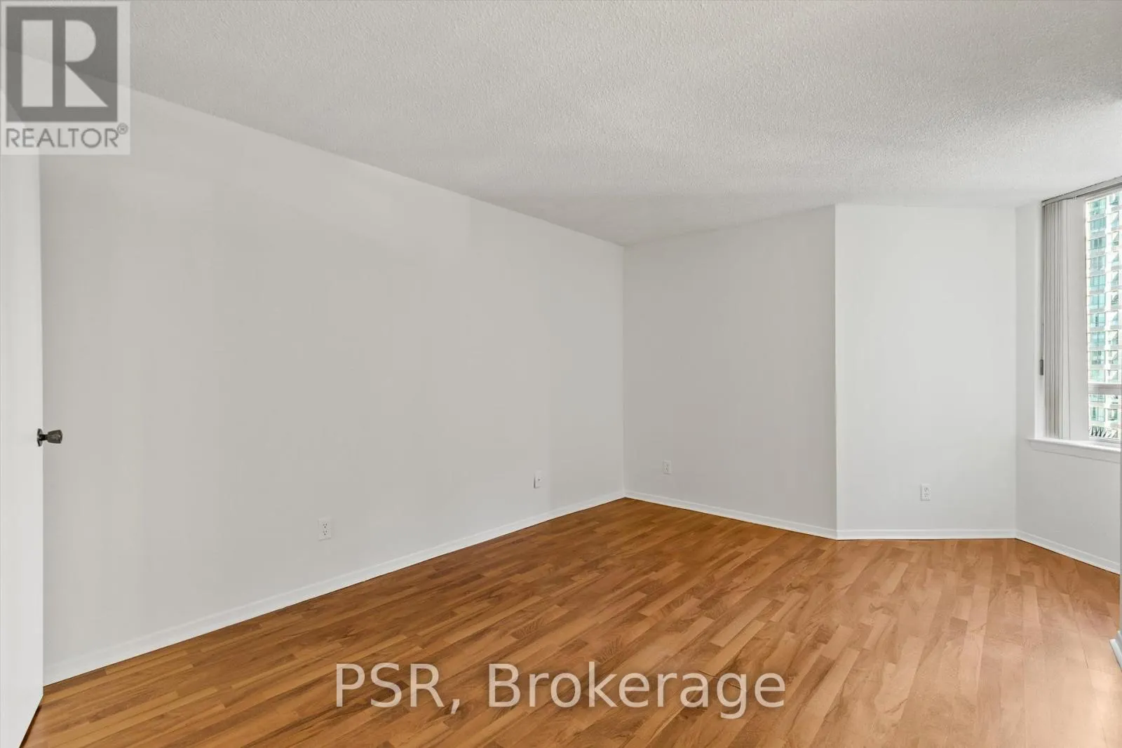 901 - 633 BAY STREET
