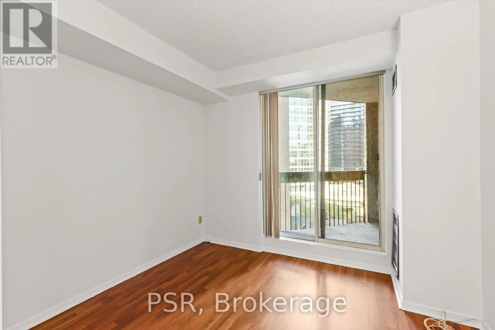 901 - 633 BAY STREET