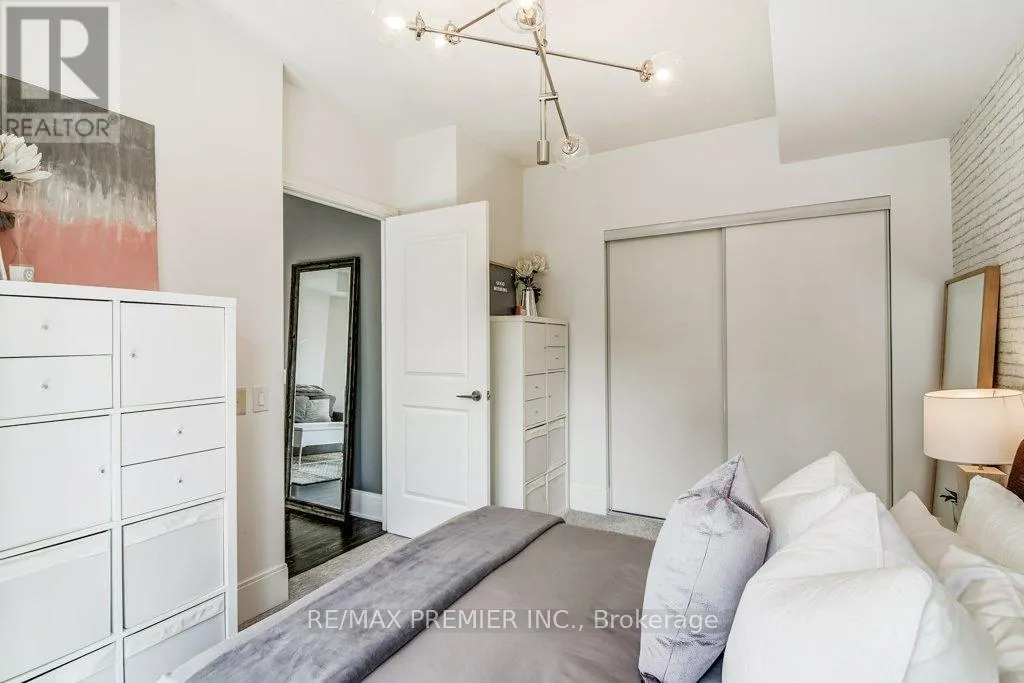 414 - 560 FRONT STREET W