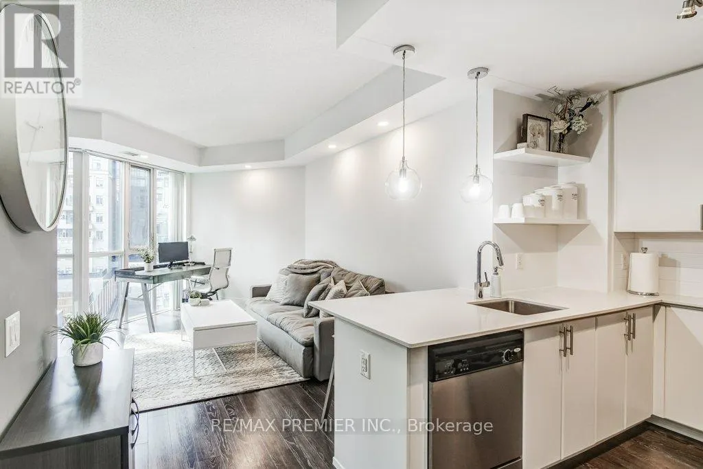 414 - 560 FRONT STREET W
