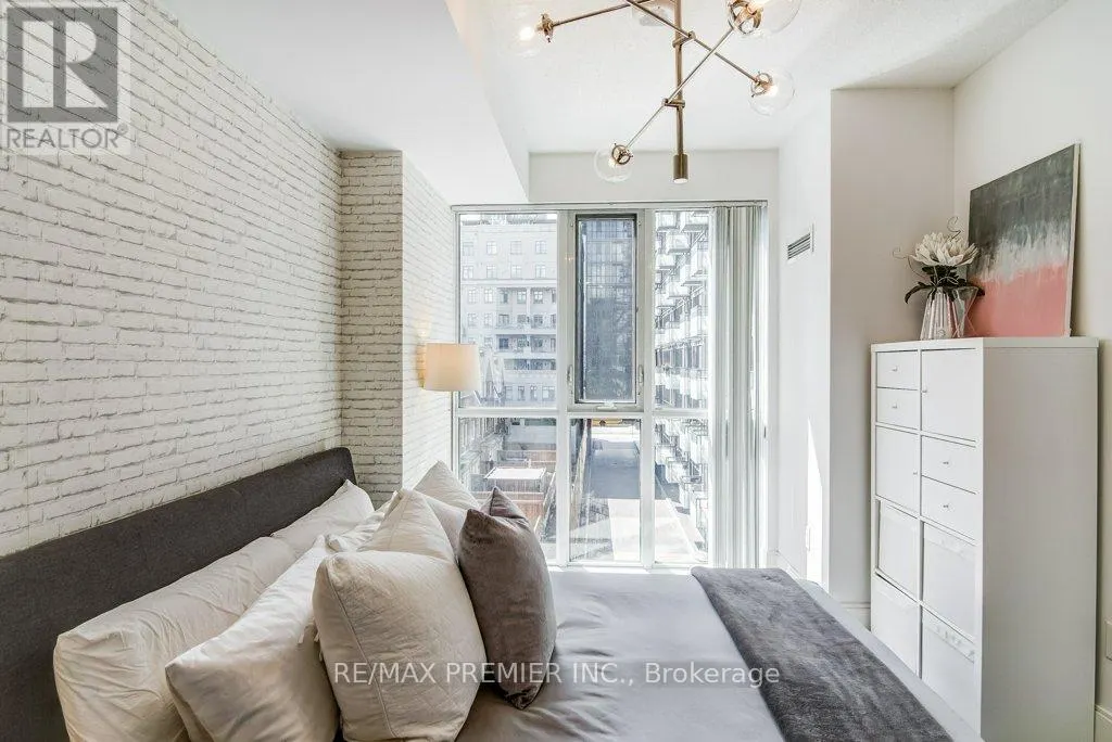 414 - 560 FRONT STREET W