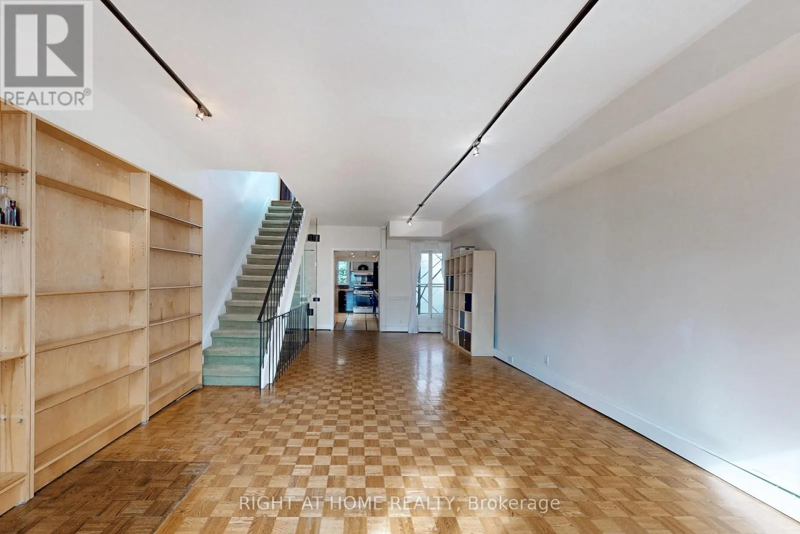 394 KING STREET E