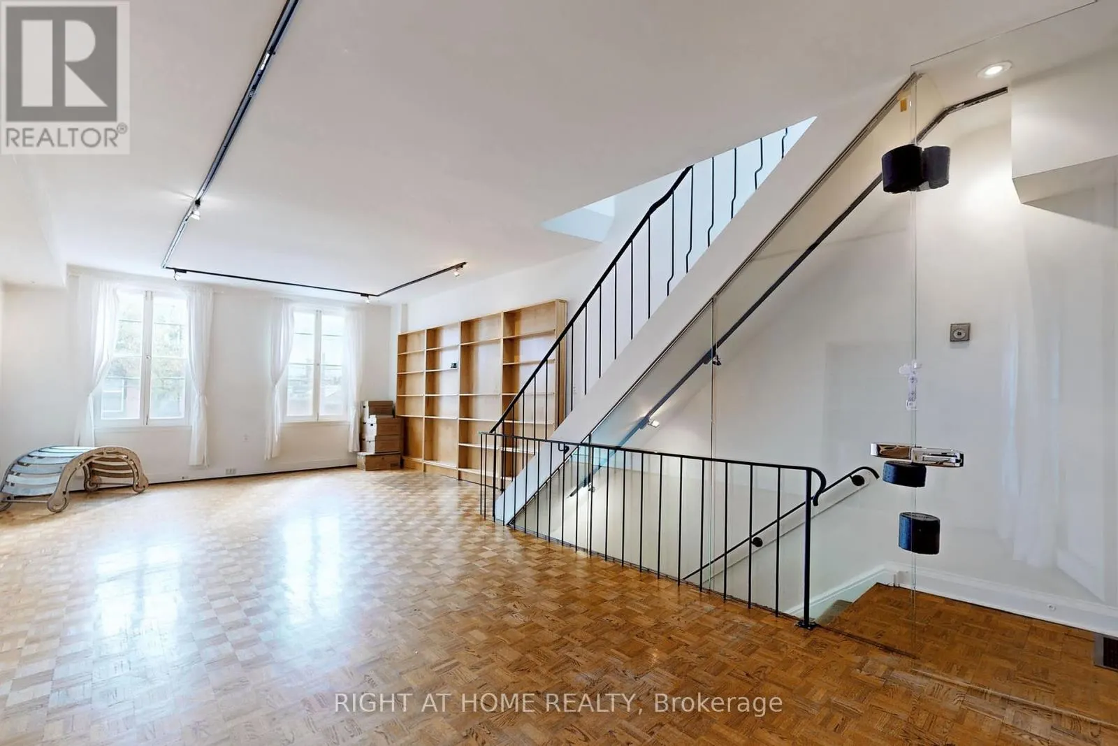 394 KING STREET E