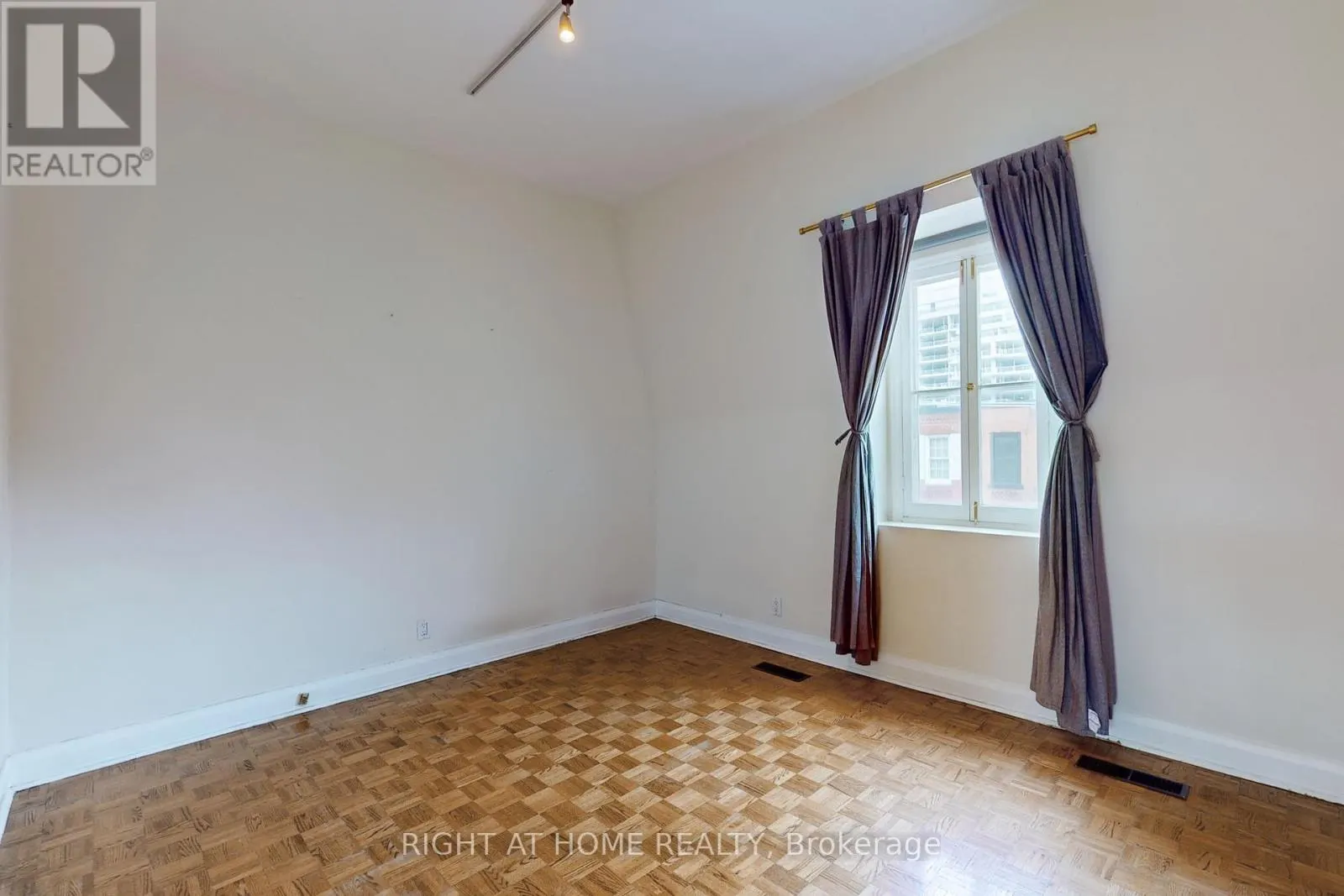 394 KING STREET E