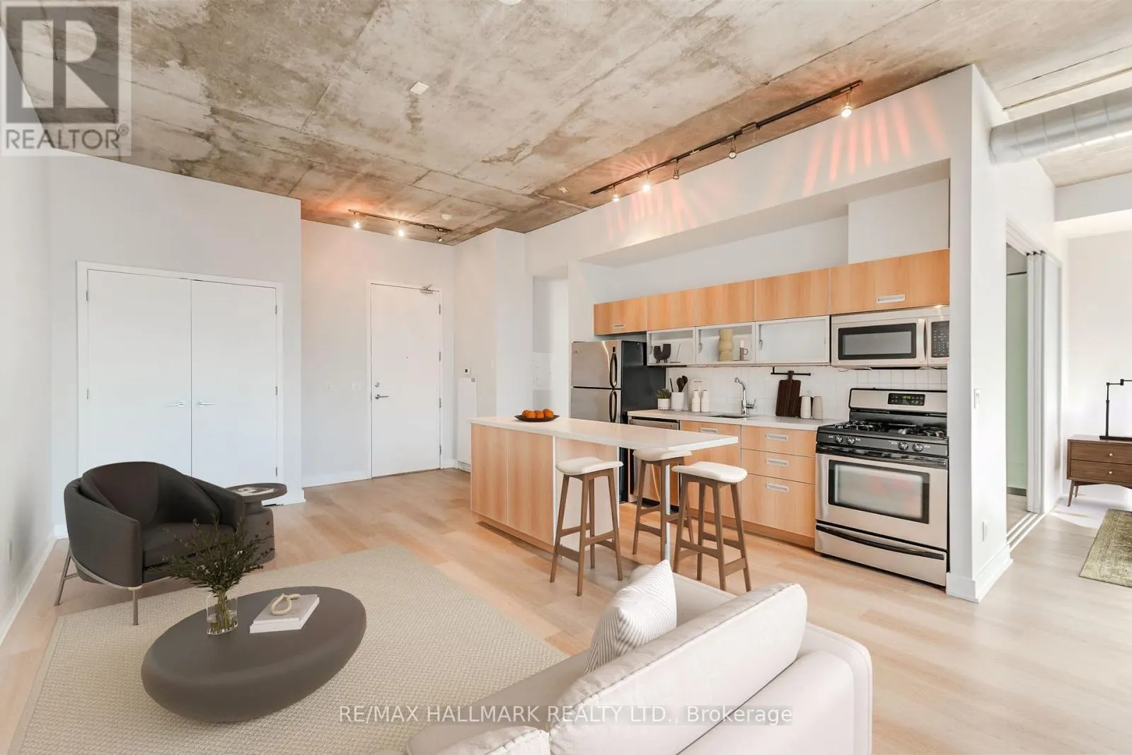 910 - 60 BATHURST STREET