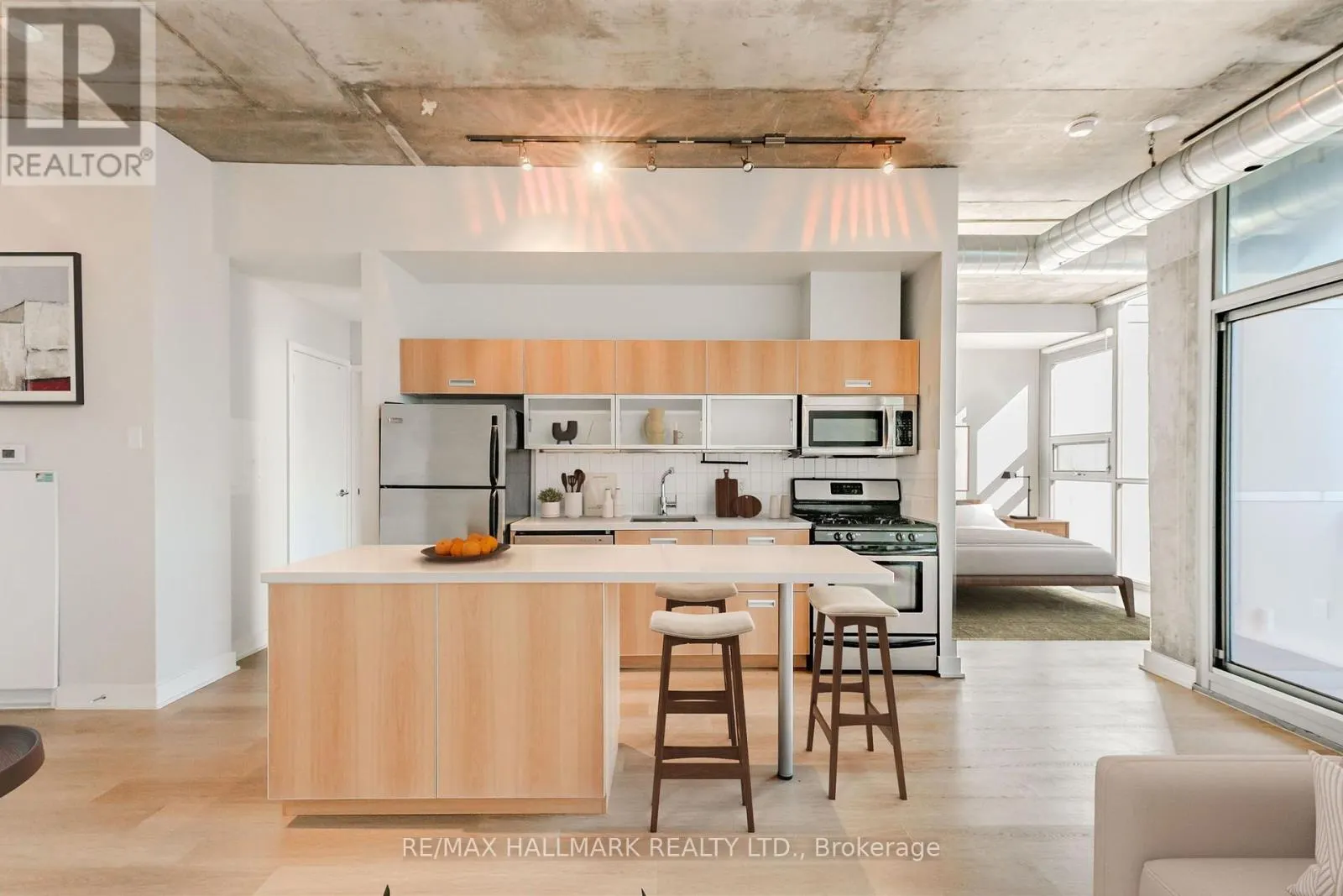 910 - 60 BATHURST STREET
