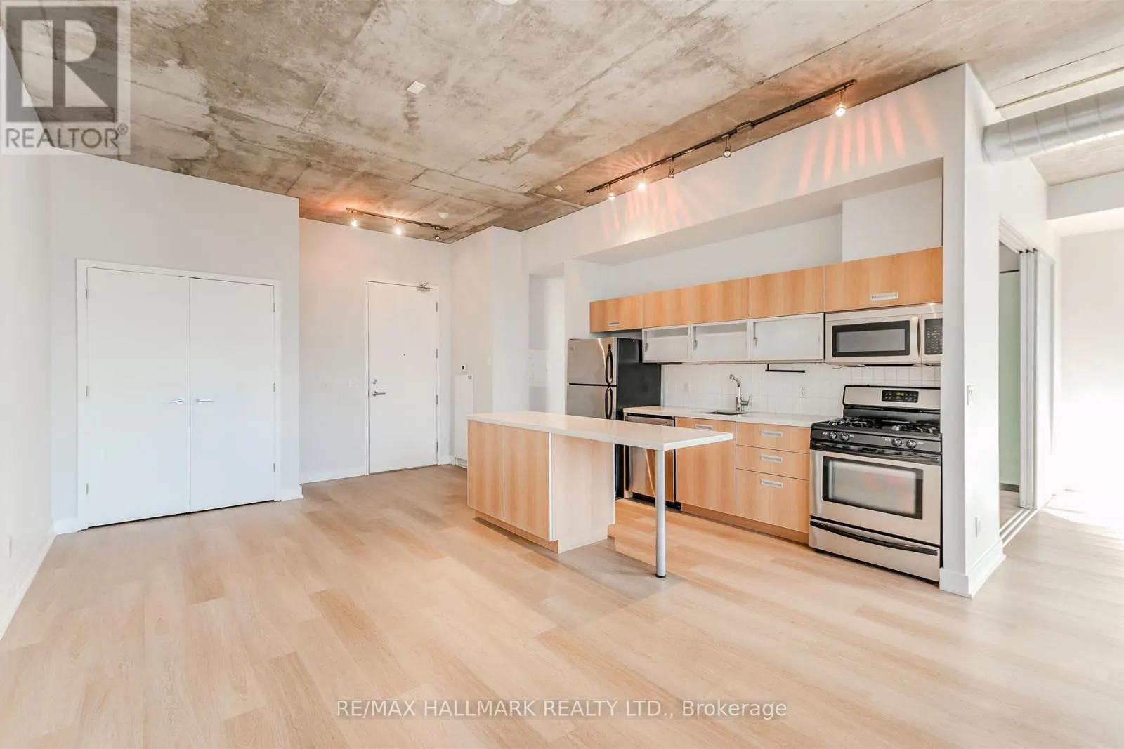 910 - 60 BATHURST STREET