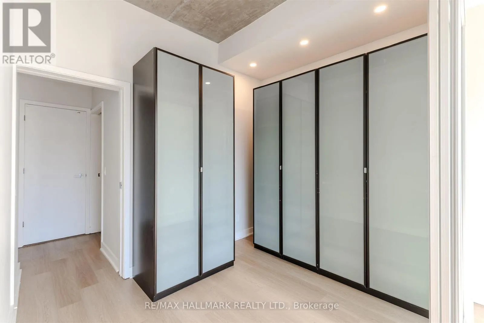 910 - 60 BATHURST STREET