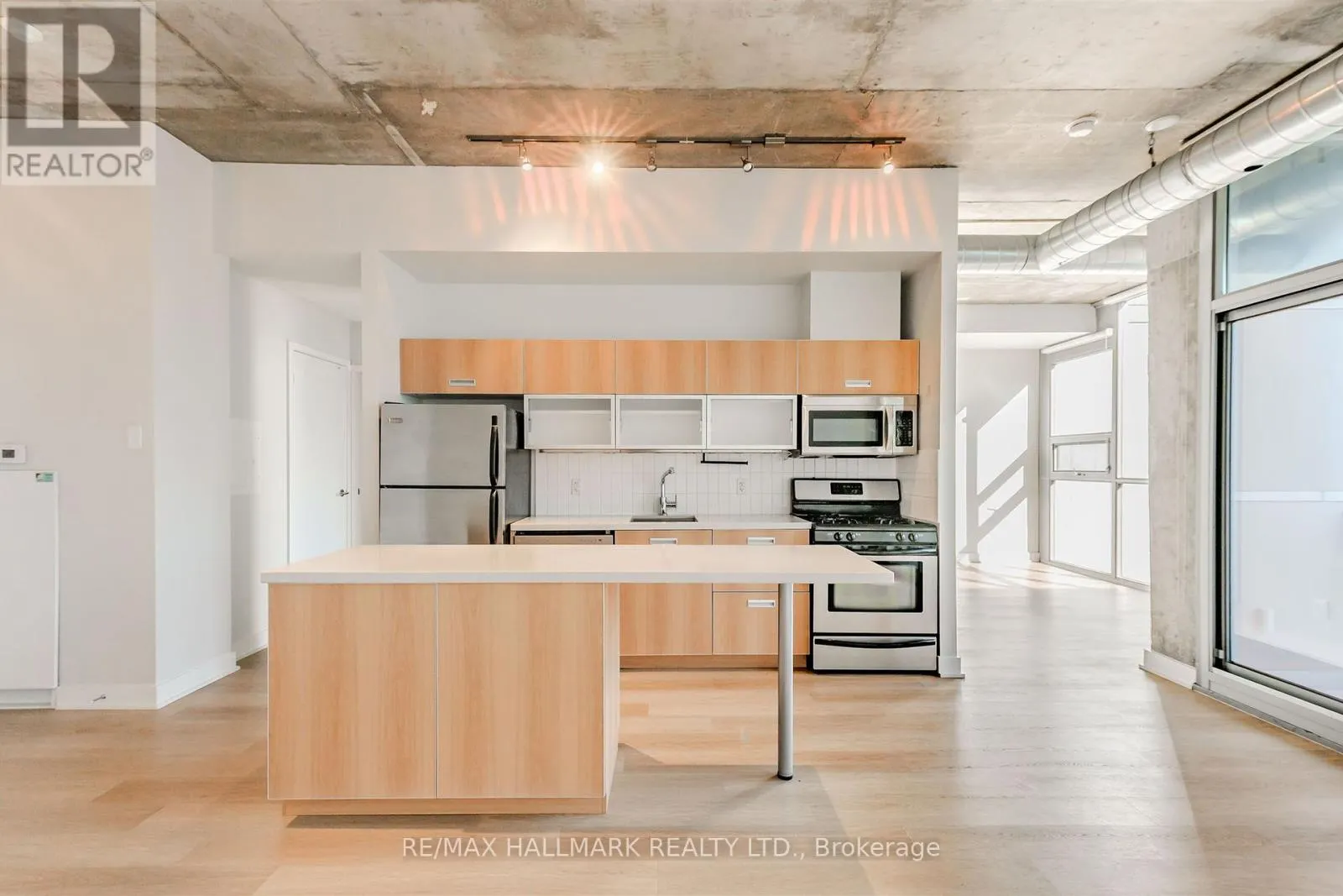 910 - 60 BATHURST STREET