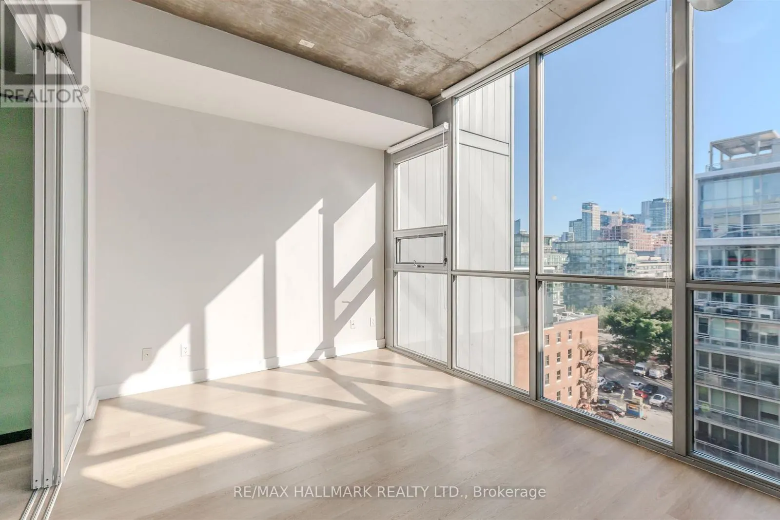910 - 60 BATHURST STREET