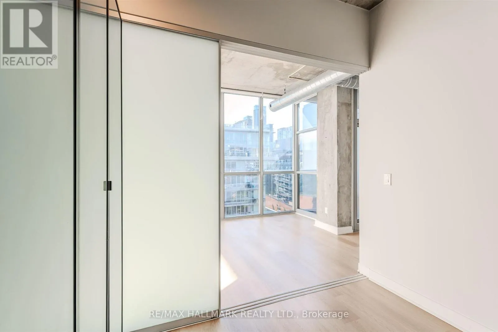 910 - 60 BATHURST STREET