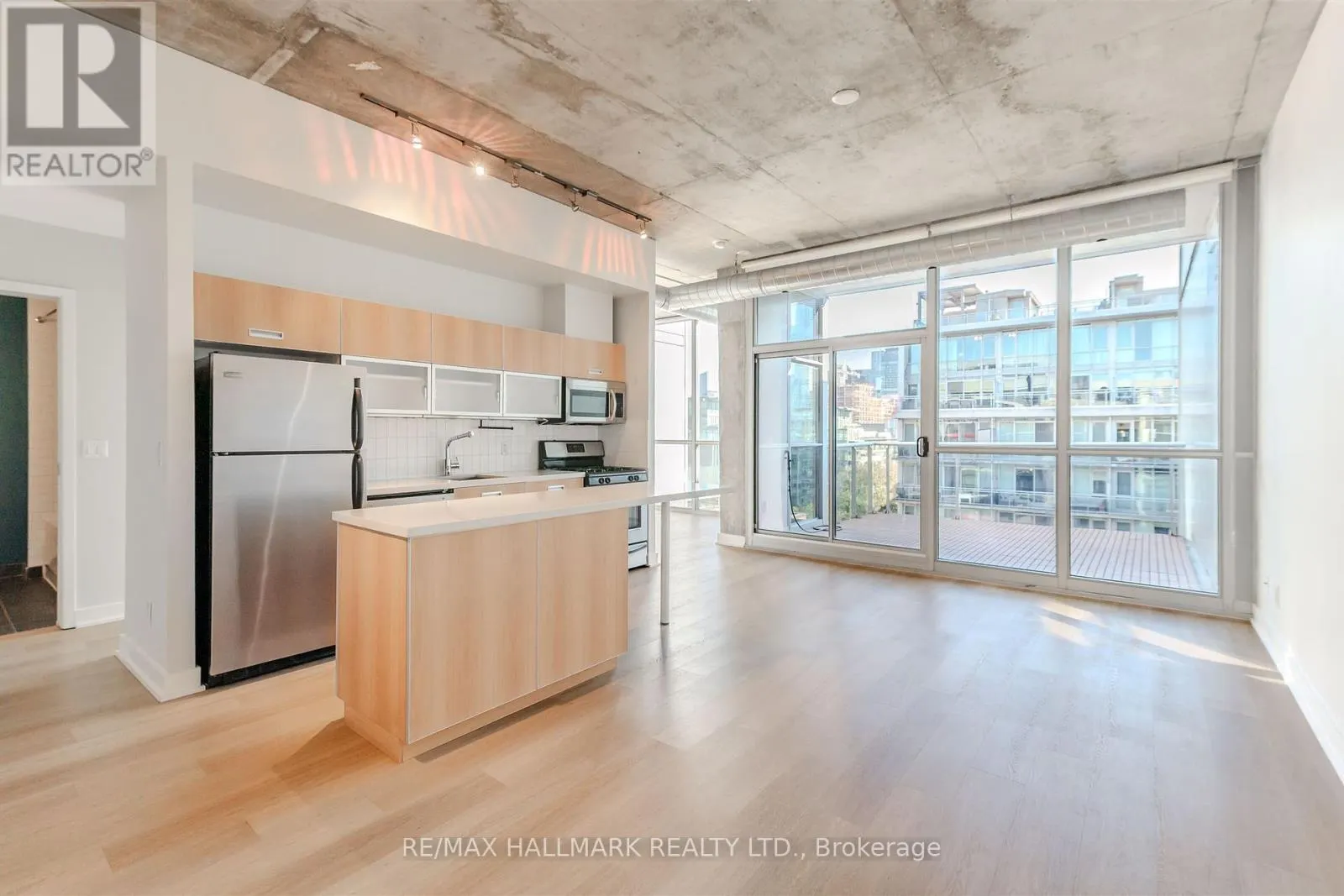 910 - 60 BATHURST STREET