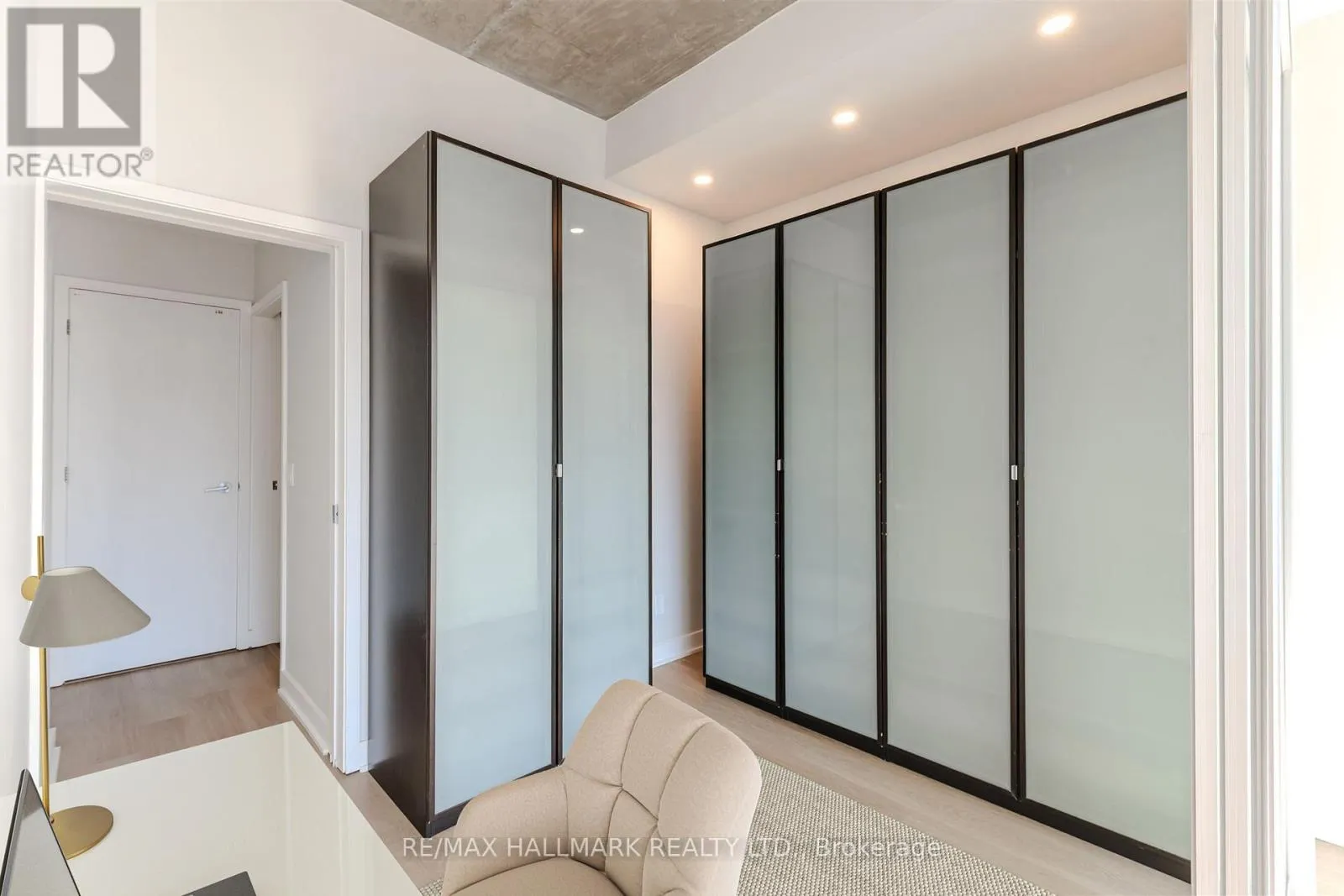 910 - 60 BATHURST STREET
