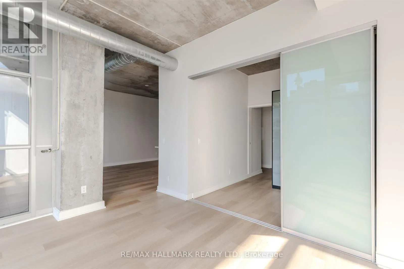 910 - 60 BATHURST STREET