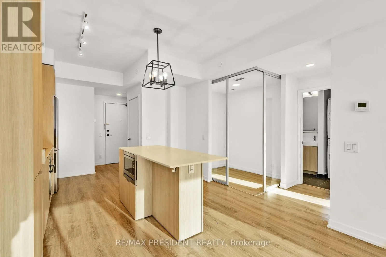 2401 - 20 TUBMAN AVENUE