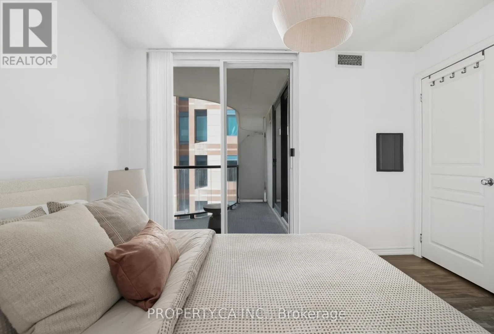 709 - 801 BAY STREET