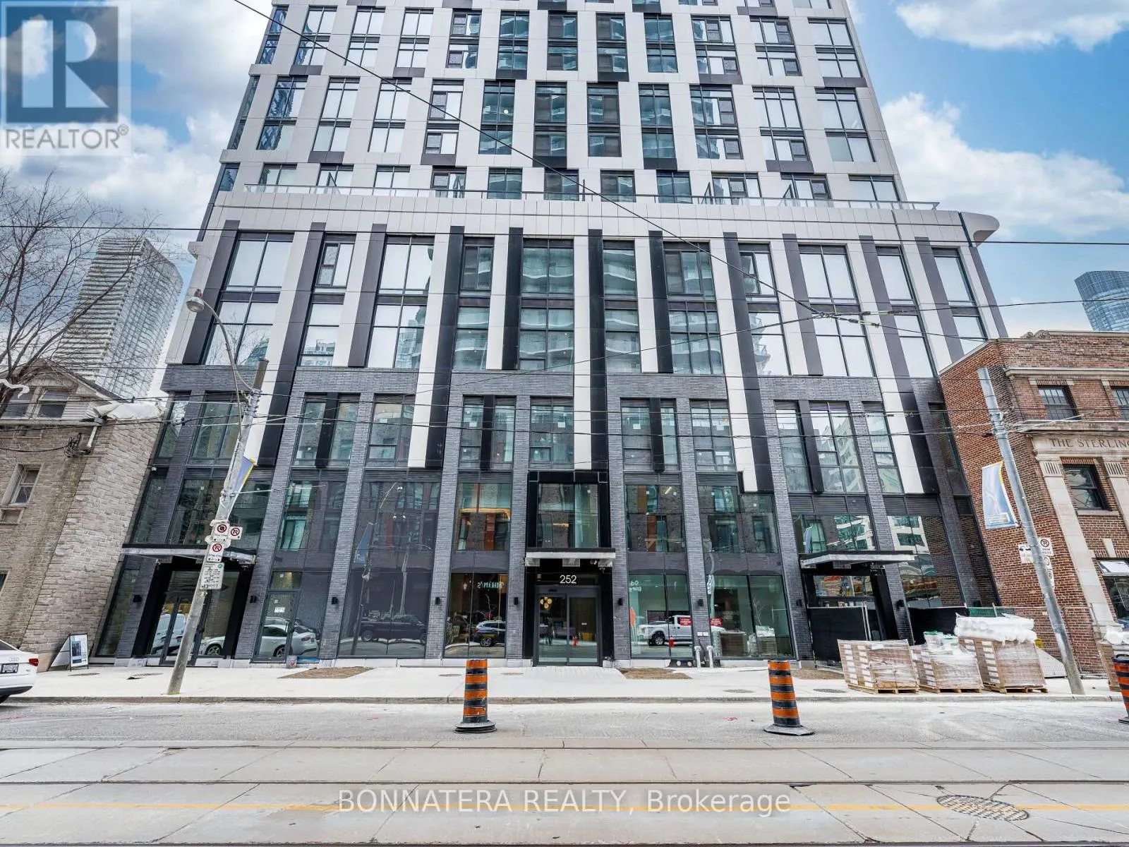 903 - 252 CHURCH STREET