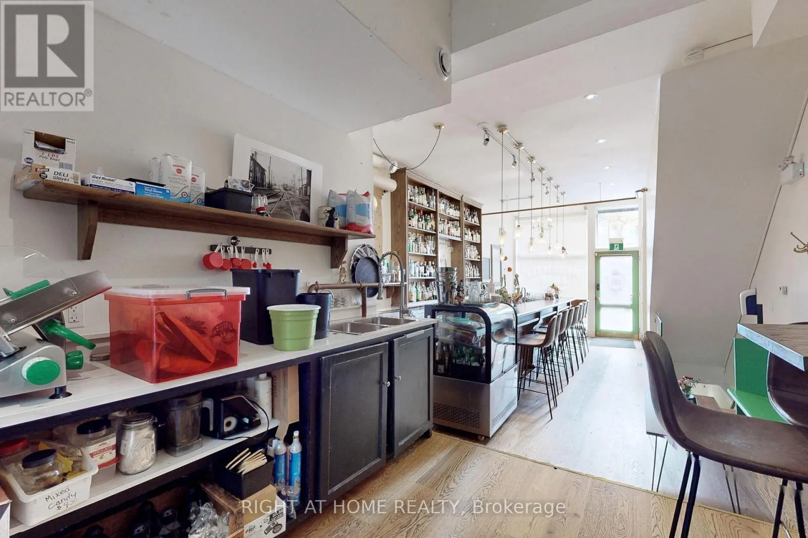 394 KING STREET E