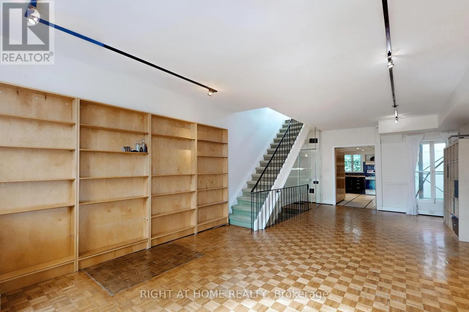 394 KING STREET E