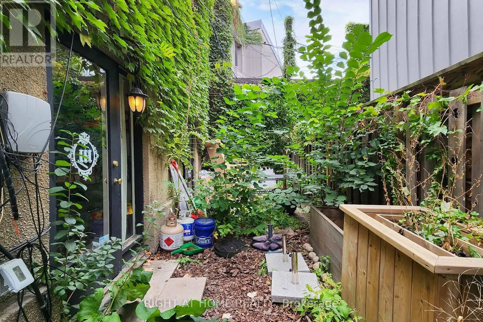 394 KING STREET E