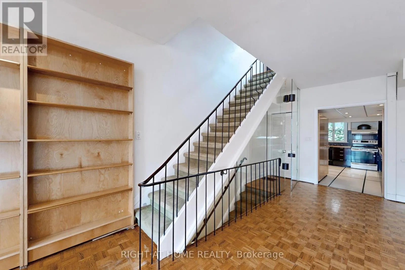 394 KING STREET E