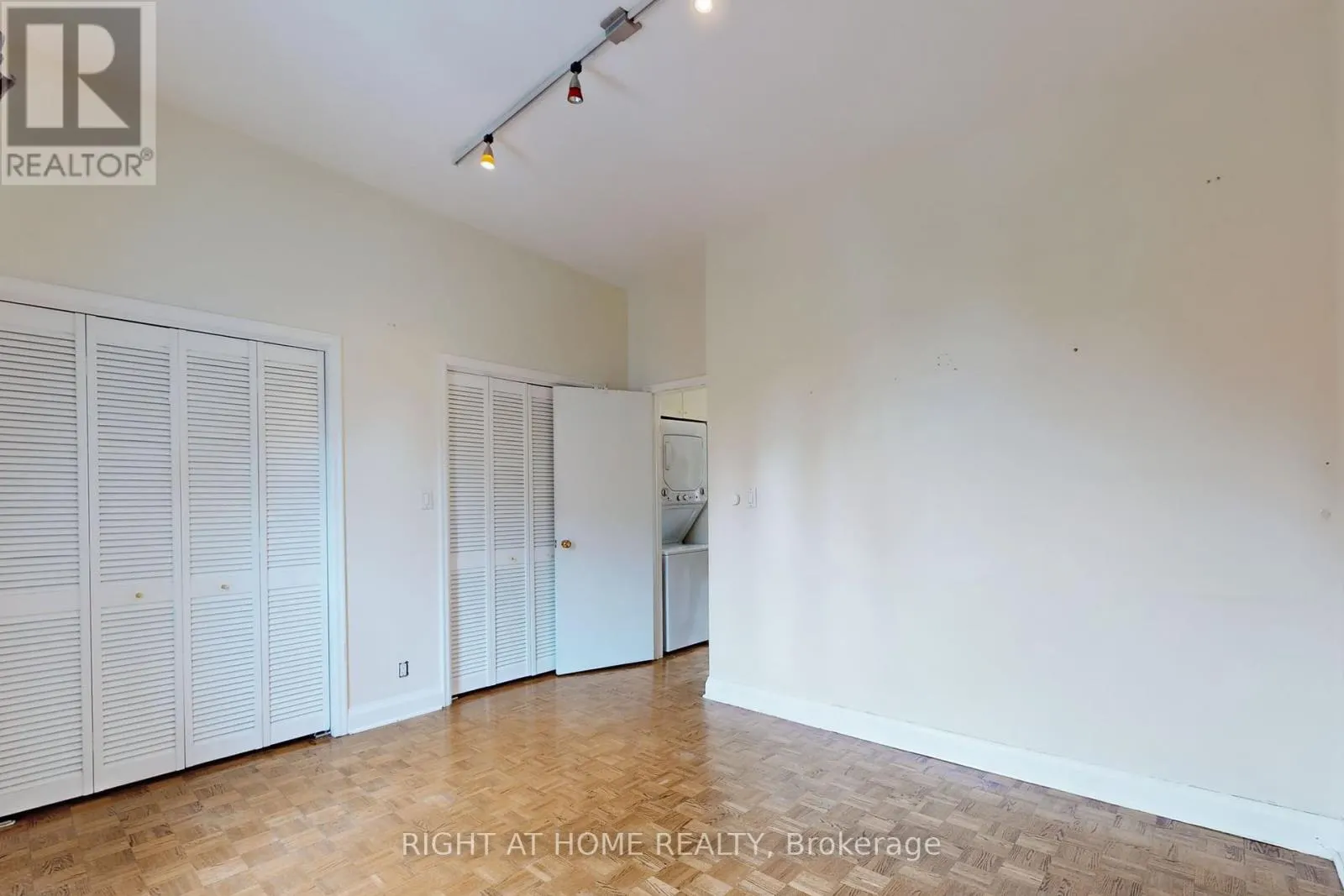 394 KING STREET E