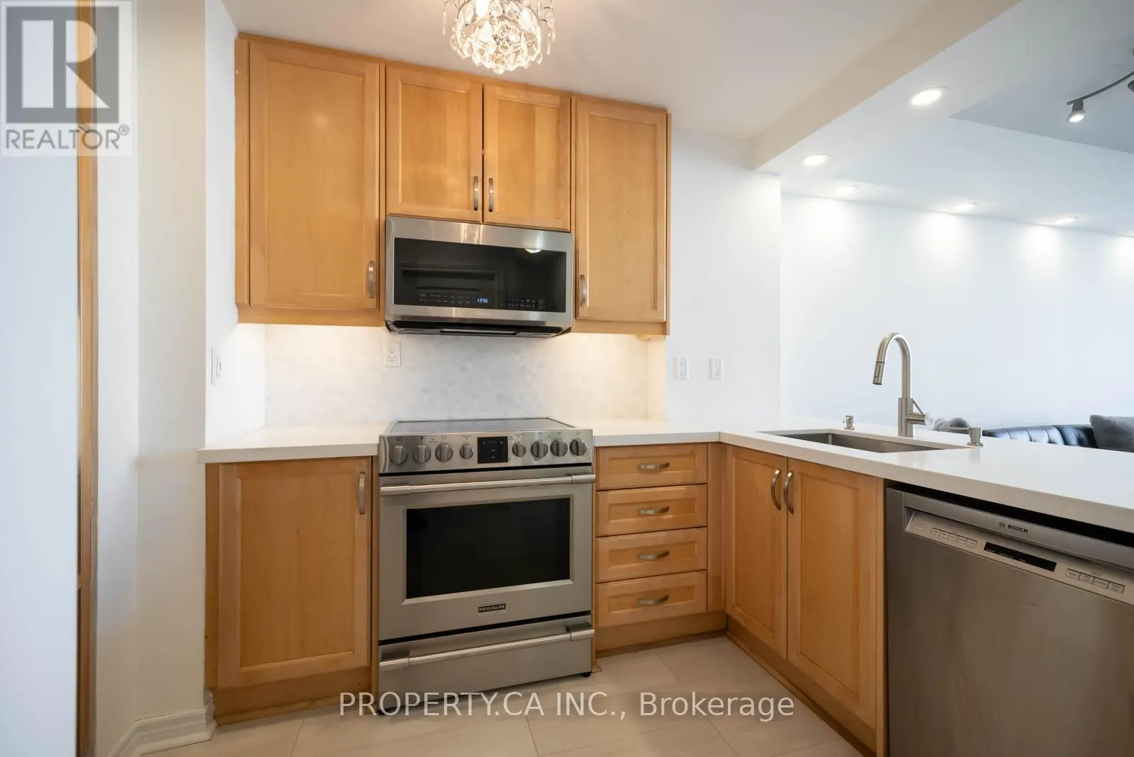 1103 - 100 HAYDEN STREET