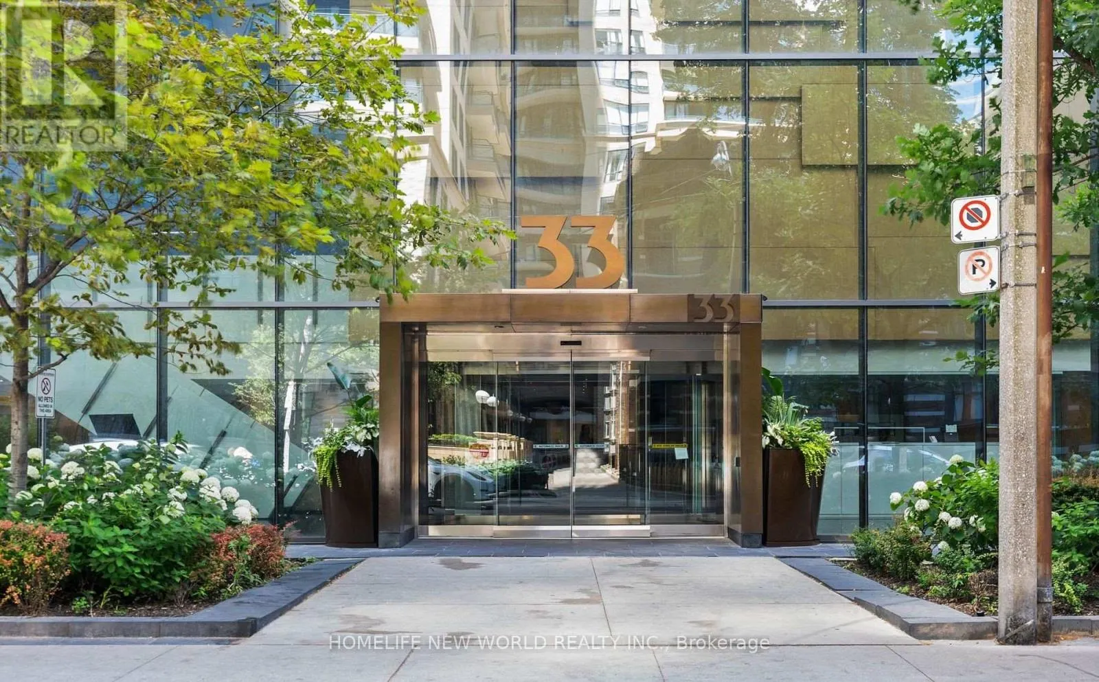 2109 - 33 CHARLES STREET E
